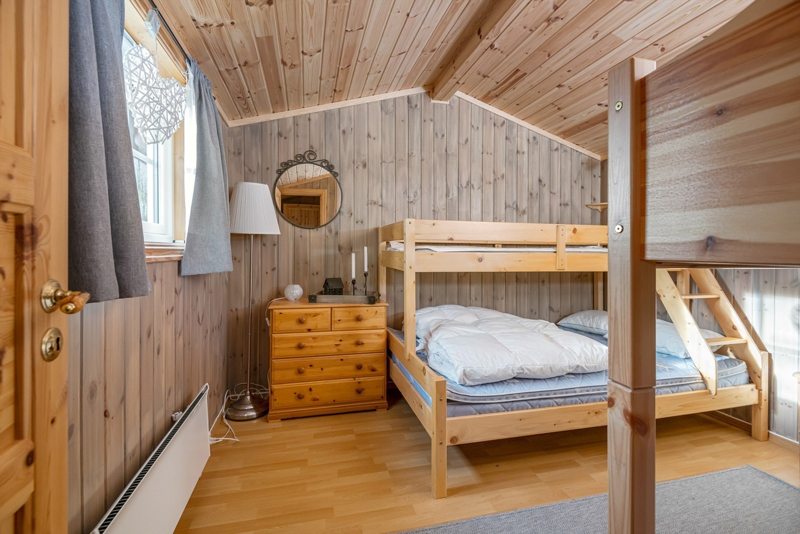 Praktisk og romslig anneks som er innredet med familiekøye og køyeseng. Galleribilde