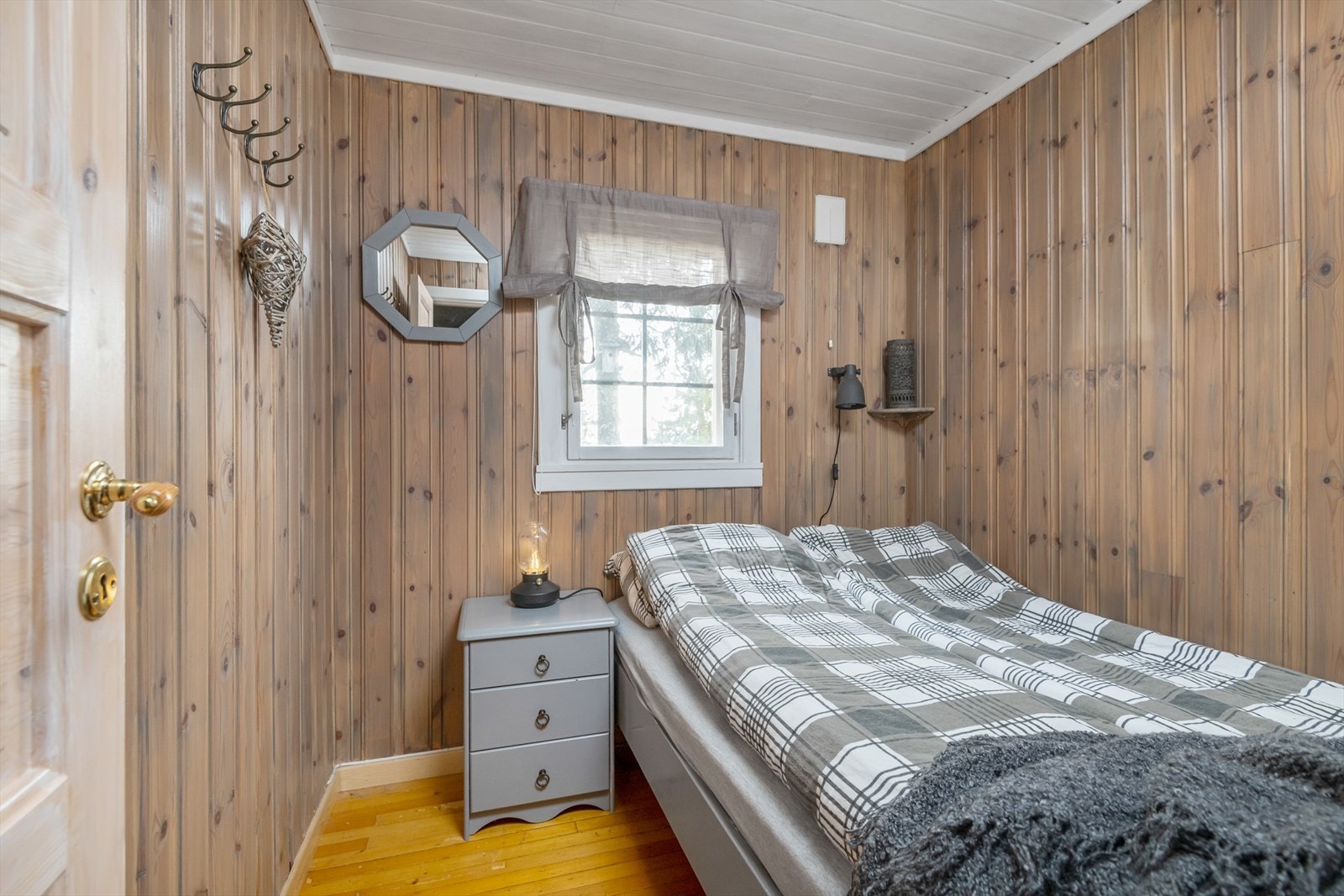 Soverom med plass til dobbeltseng. Alle soverommene er beiset i samme lune og tidsriktige farge som oppholdsrommet. Galleribilde