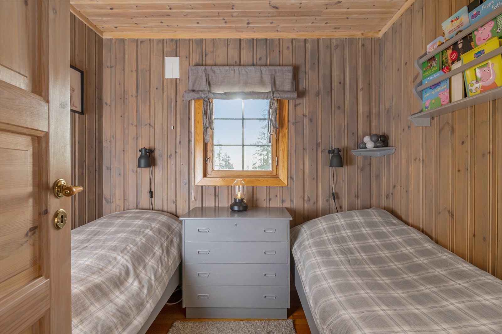 Soverom innredet med 2 enkeltsenger. Galleribilde