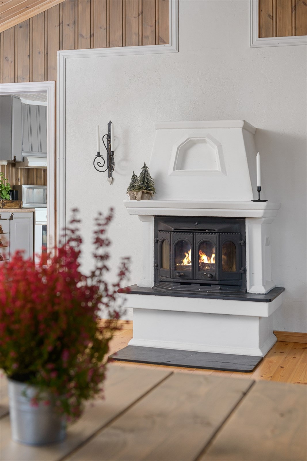 Peisen hører med på hytta. Fint plassert i rommet. Galleribilde