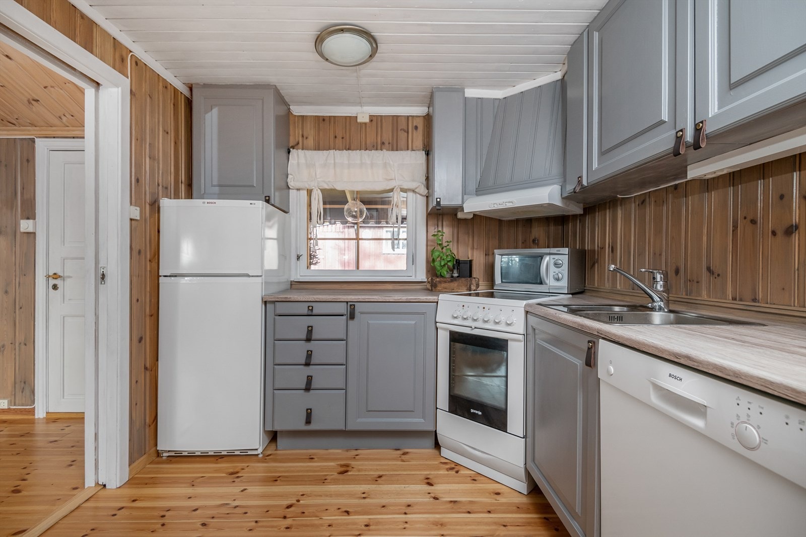 Fint lys inn over kjøkkenbenken. Galleribilde