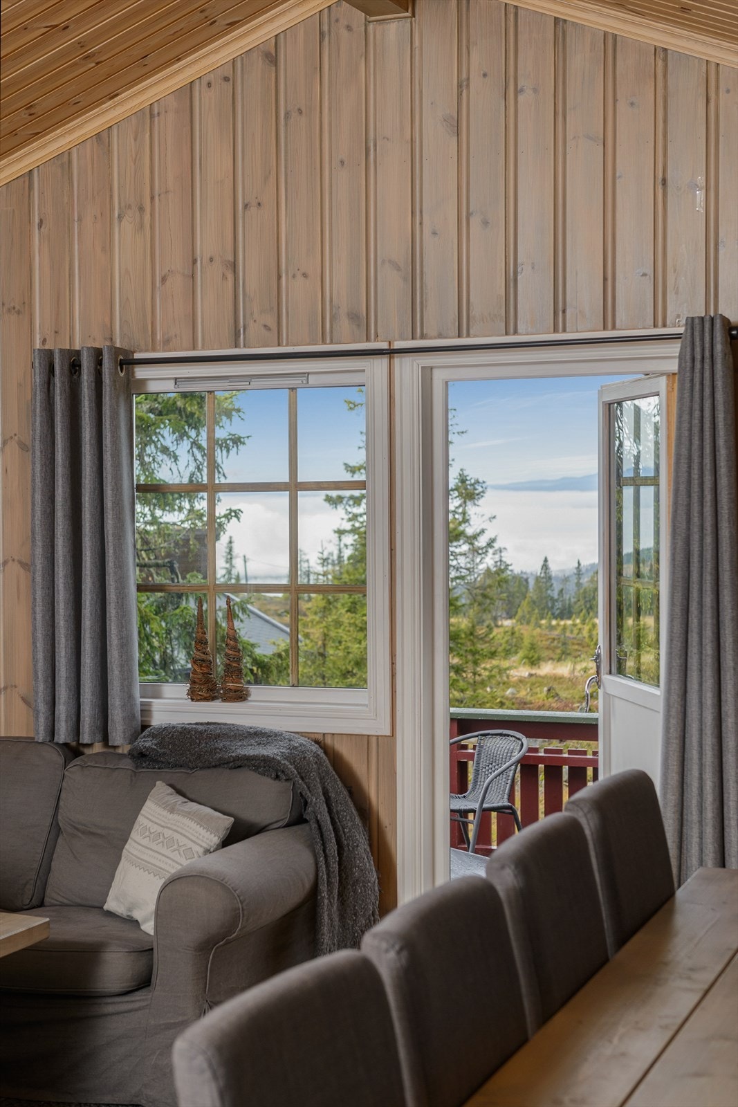 Rikelig med naturlig lys inn i rommet gjennom vinduene. Du får den fine utsikten helt inn i stua. Galleribilde