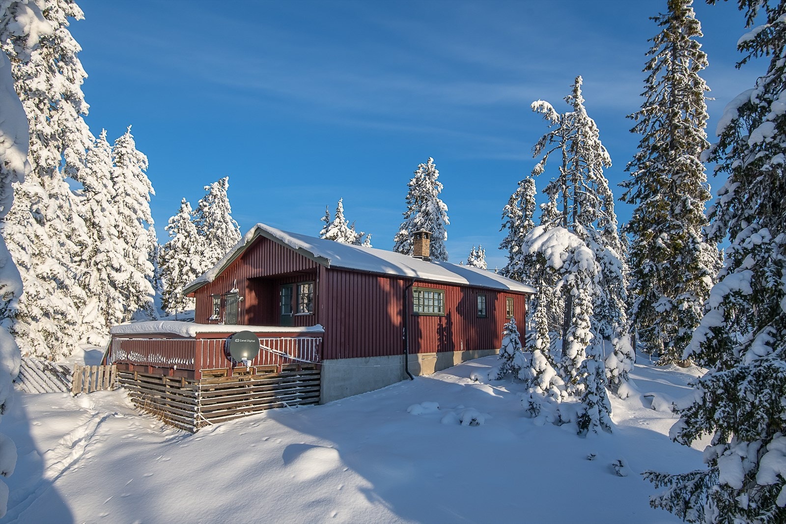 Eiendommen ligger skjermet for innsyn i et veltablert område mellom Sjusjøen sentrum og Heståsen. Galleribilde