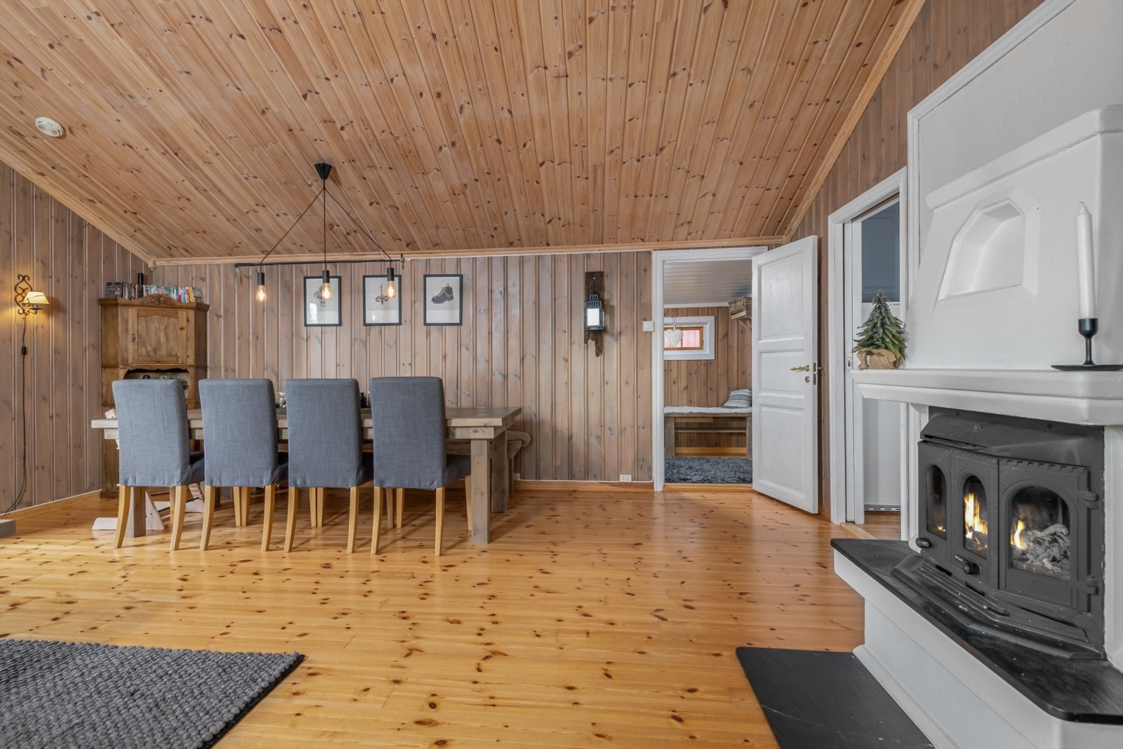 En god peis med innsats varmer god opp oppholdsrommet. Galleribilde