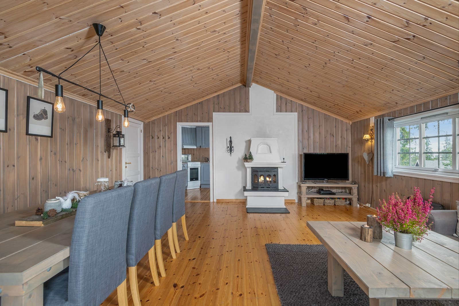 Romslig stue der det er god plass til både spisestue og salong. Adkomst videre inn til kjøkkenet. Galleribilde