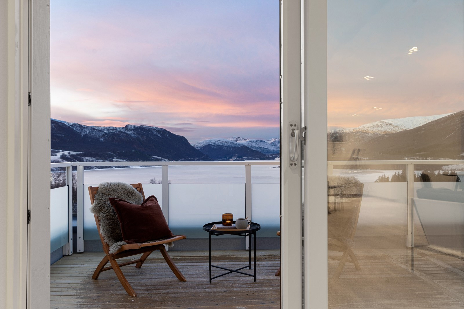 Fra stuen er det utgang til stor terrasse med flott utsikt
