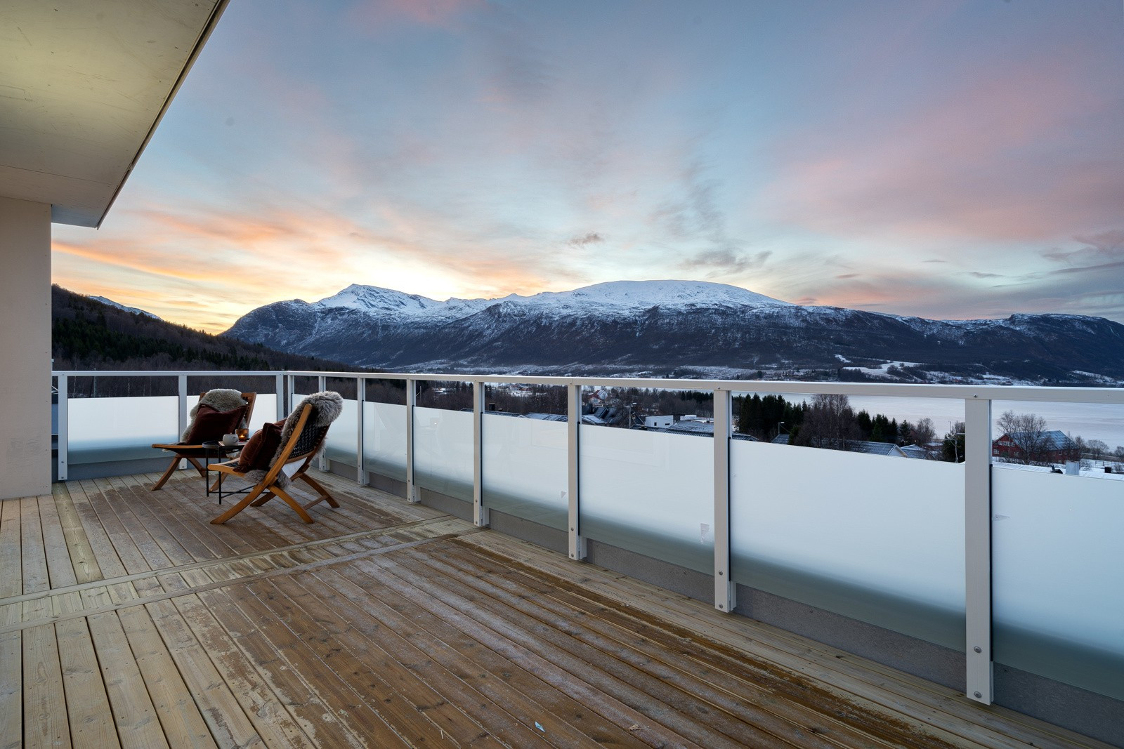 Sørvestvendt terrasse med spektakulær utsikt.