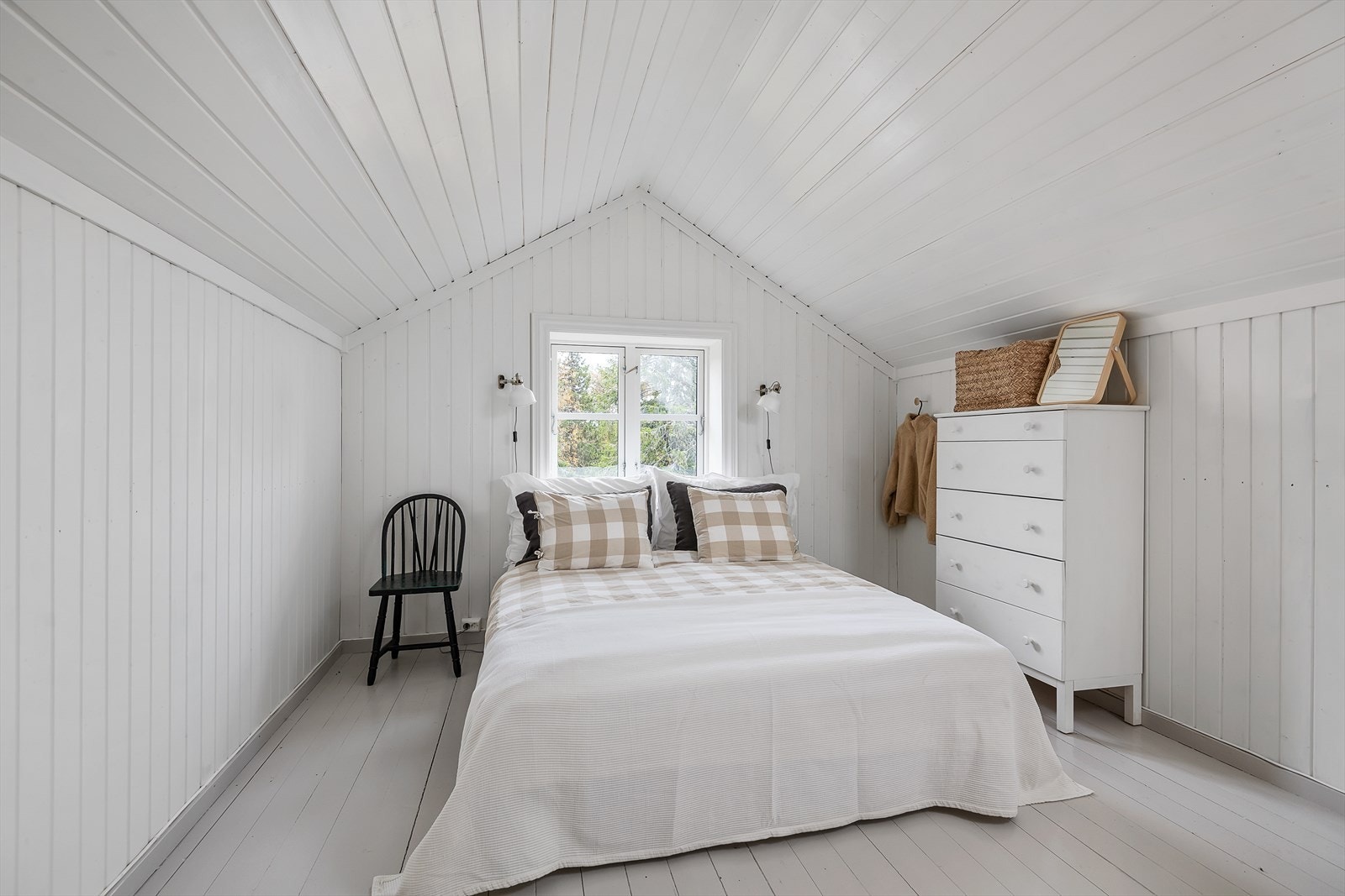 Soverommene ligger i hyttas 2.etasje. Samme luftige og lyse stil som flere av de andre rommene i hytta finner vi også igjen her Plass til dobbeltseng og oppbevaringsmøbler. Galleribilde