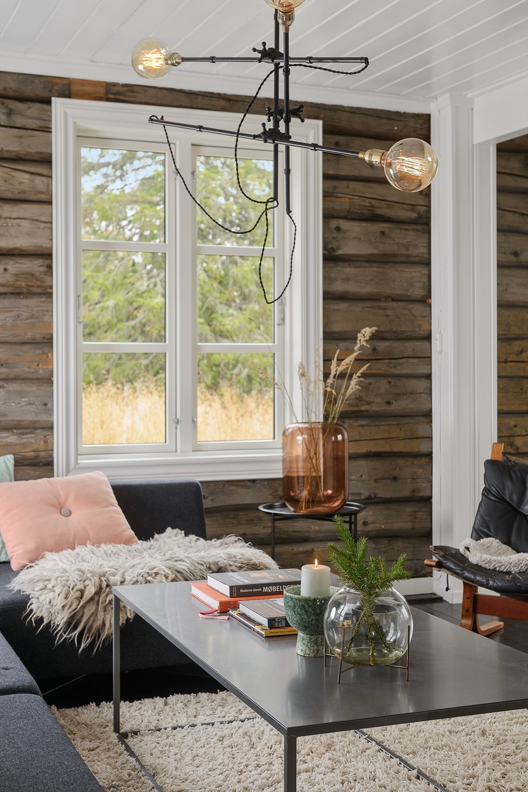 Det er store vinduer i flere av rommene i hytta og det kommer rikelig med naturlig lys inn. Galleribilde