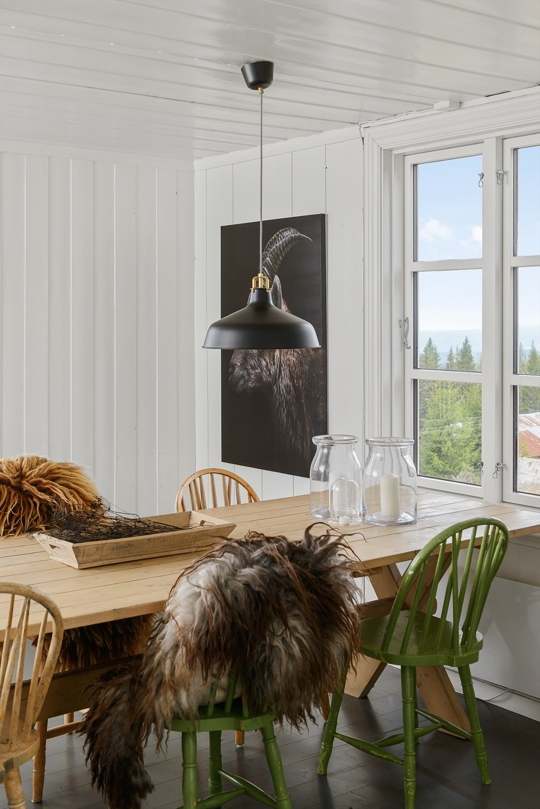 Koselige å samle familie og venner rundt langbordet på hytta. Galleribilde