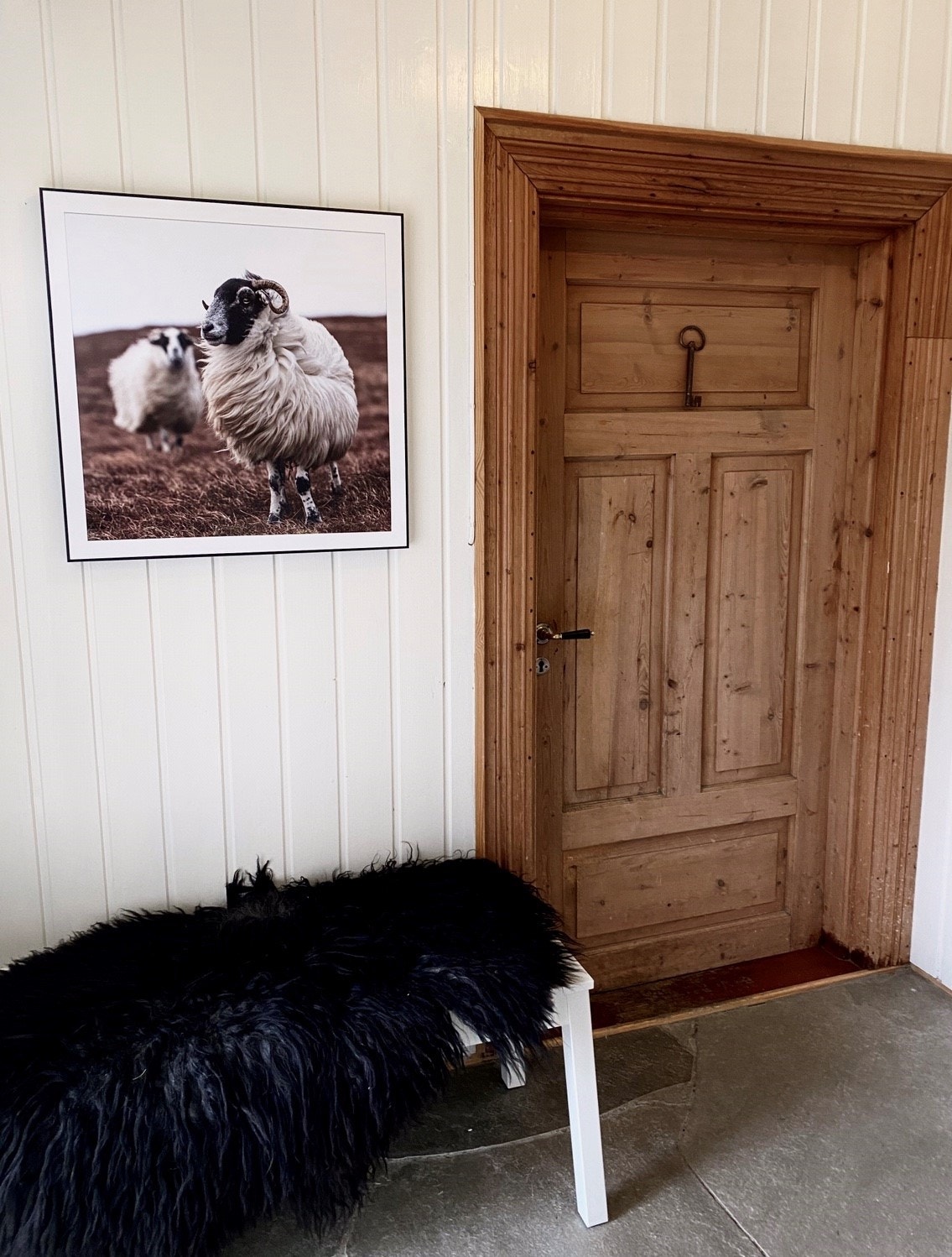 Gamle dører gir hytta særpreg. Galleribilde