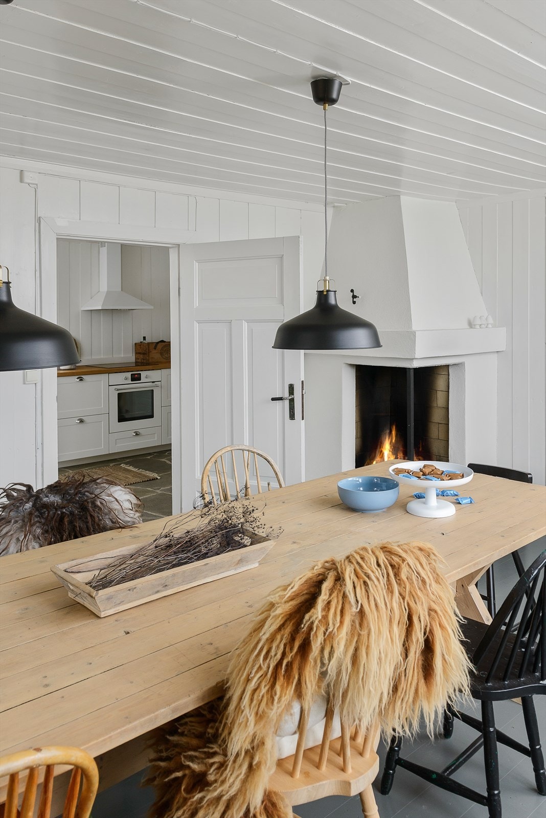 Spisestua ligger i fin kontakt med kjøkkenet. Dør direkte inn. Peisen i hjørnet av rommet skaper en ekstra hyggelig stemning. Galleribilde