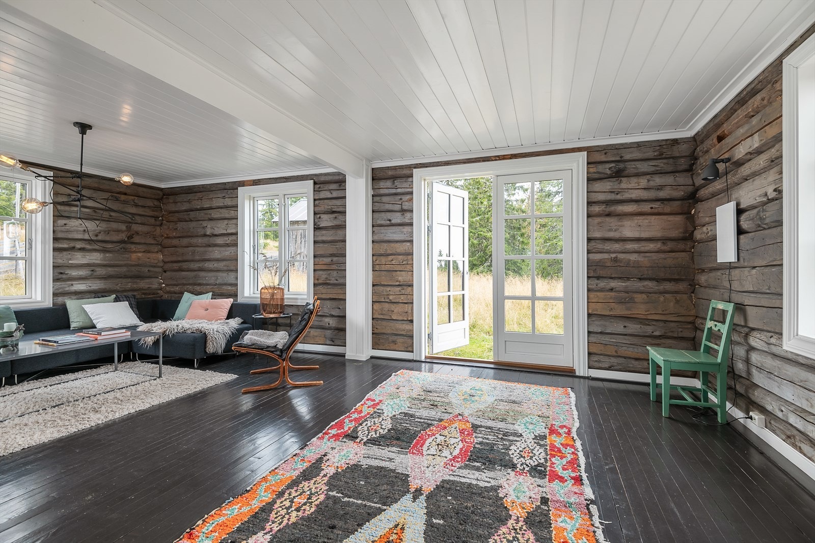 To-fløyet dør ut på tunet fra stua. Galleribilde