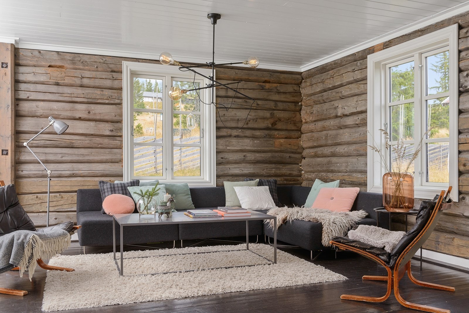 Den fine naturen du har rett utenfor vinduene kommer til sin rett også innenfra. Usjenert og skjermet for innsyn. Galleribilde