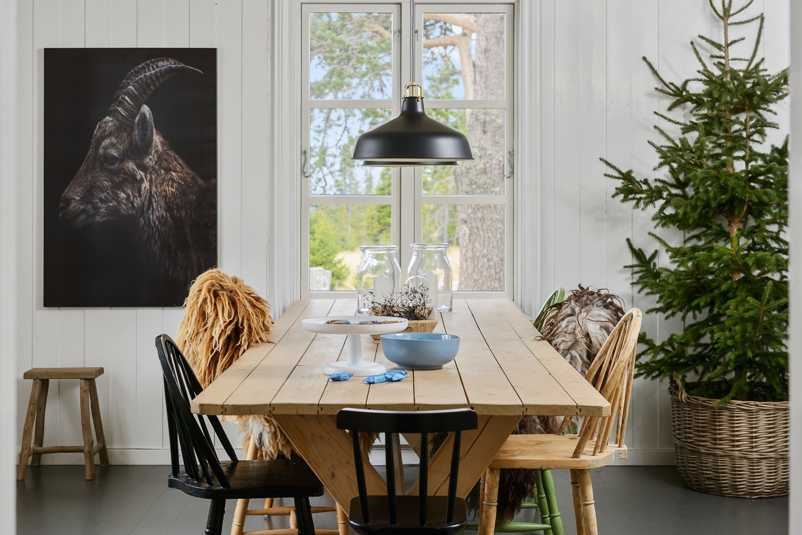 Eier har valgt å ha et stilrent uttrykk og rommet er malt i en lys farge på vegger og tak. Dette står fint til det gråmalte gulvet. Tidløst! Galleribilde