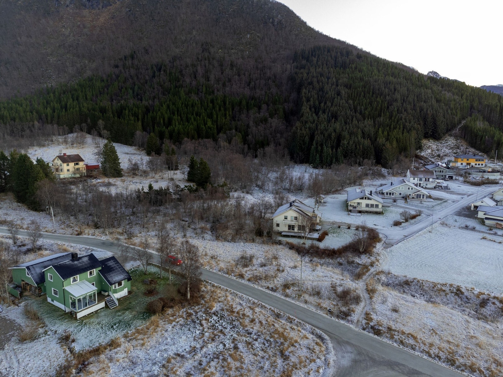 Tomten ligger i enden av Granliveien Galleribilde