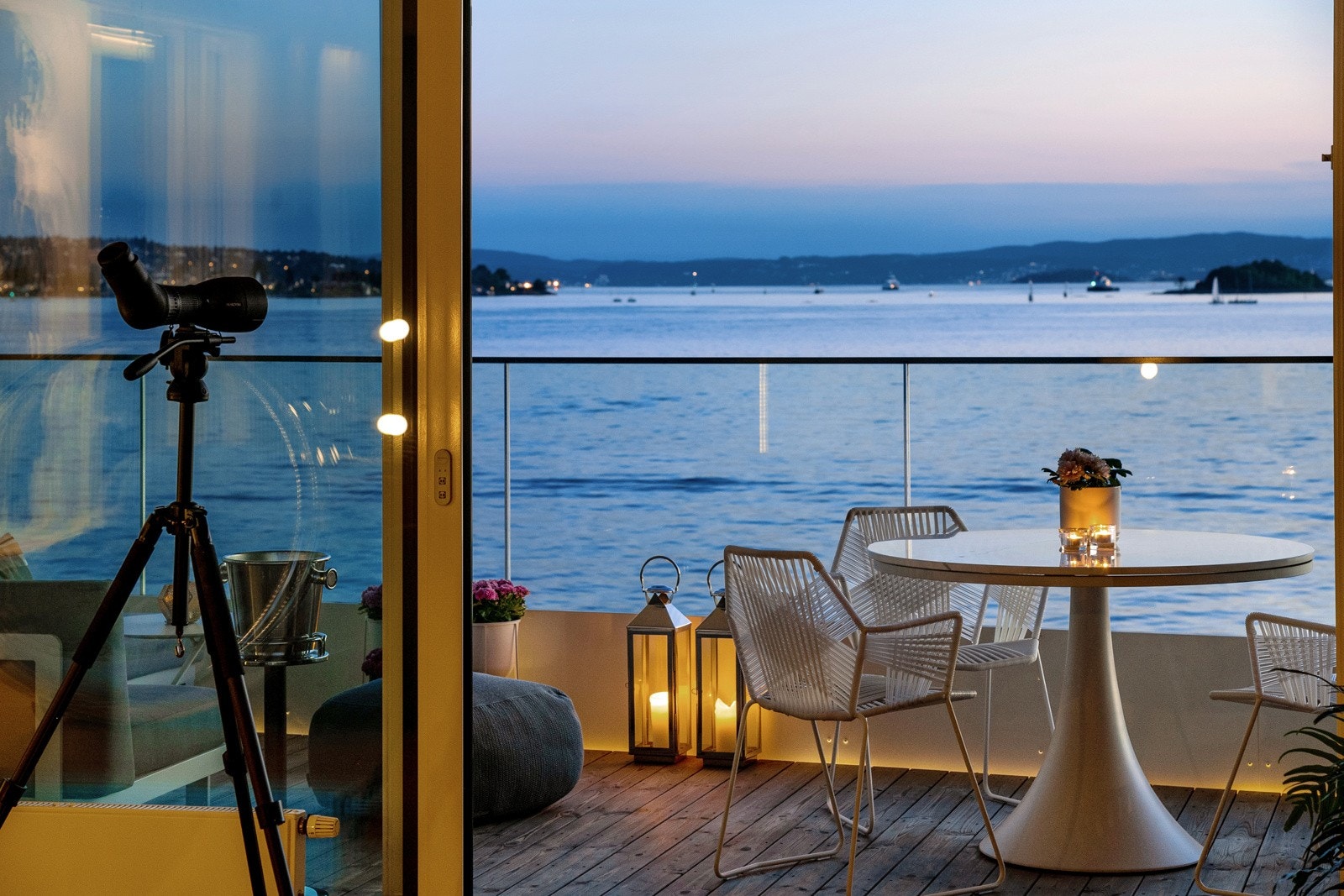 Velkommen til Dyna Brygge 6 - en gjennomført og delikat bolig med løsninger som gir deg følelsen av å ha bo på et eksklusivt hotell. Galleribilde