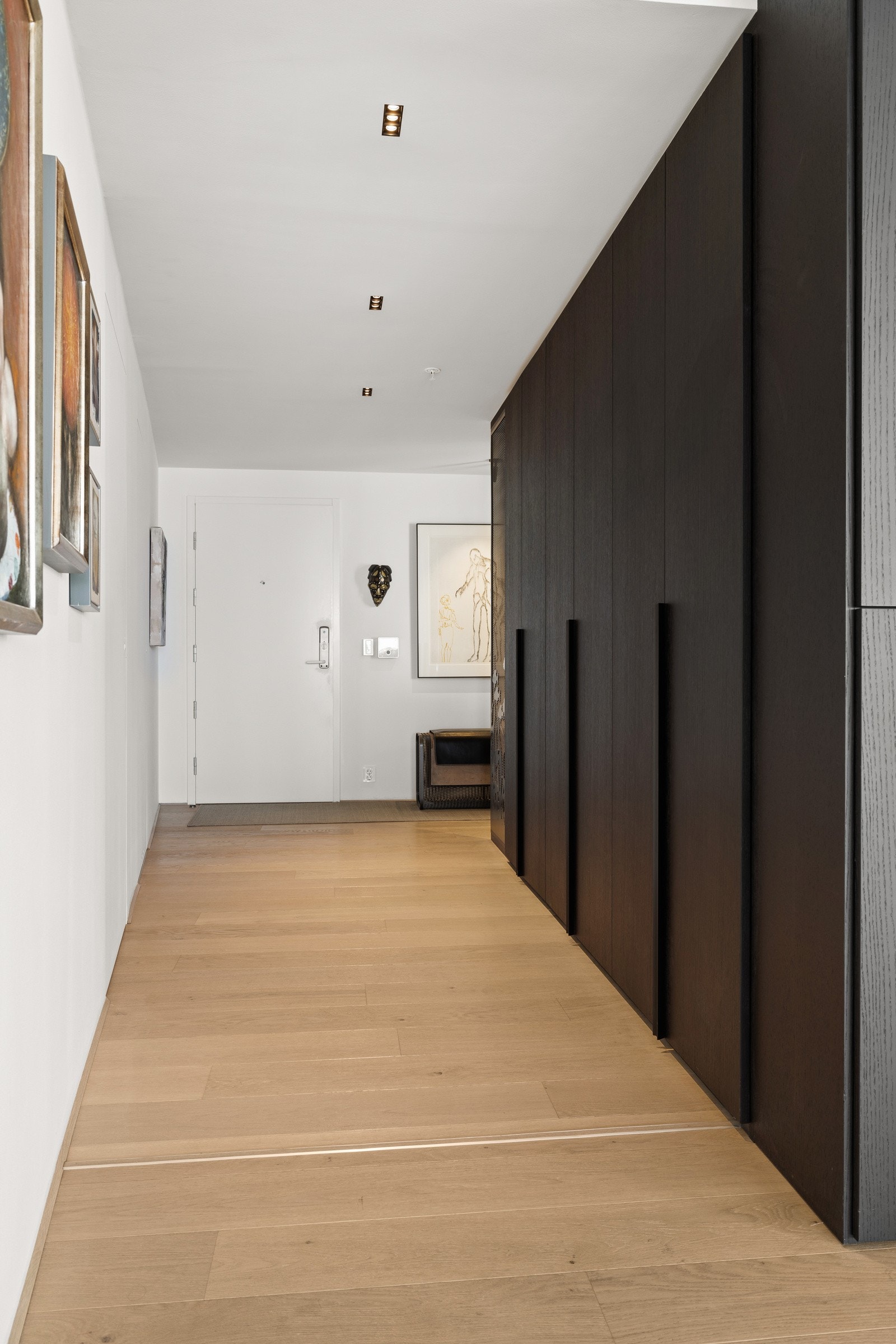 Ditt første møte med leiligheten er en innbydende entré som fungerer som et praktisk knutepunkt. Med andre ord unyttes hver kvadratmeter optimalt. Galleribilde