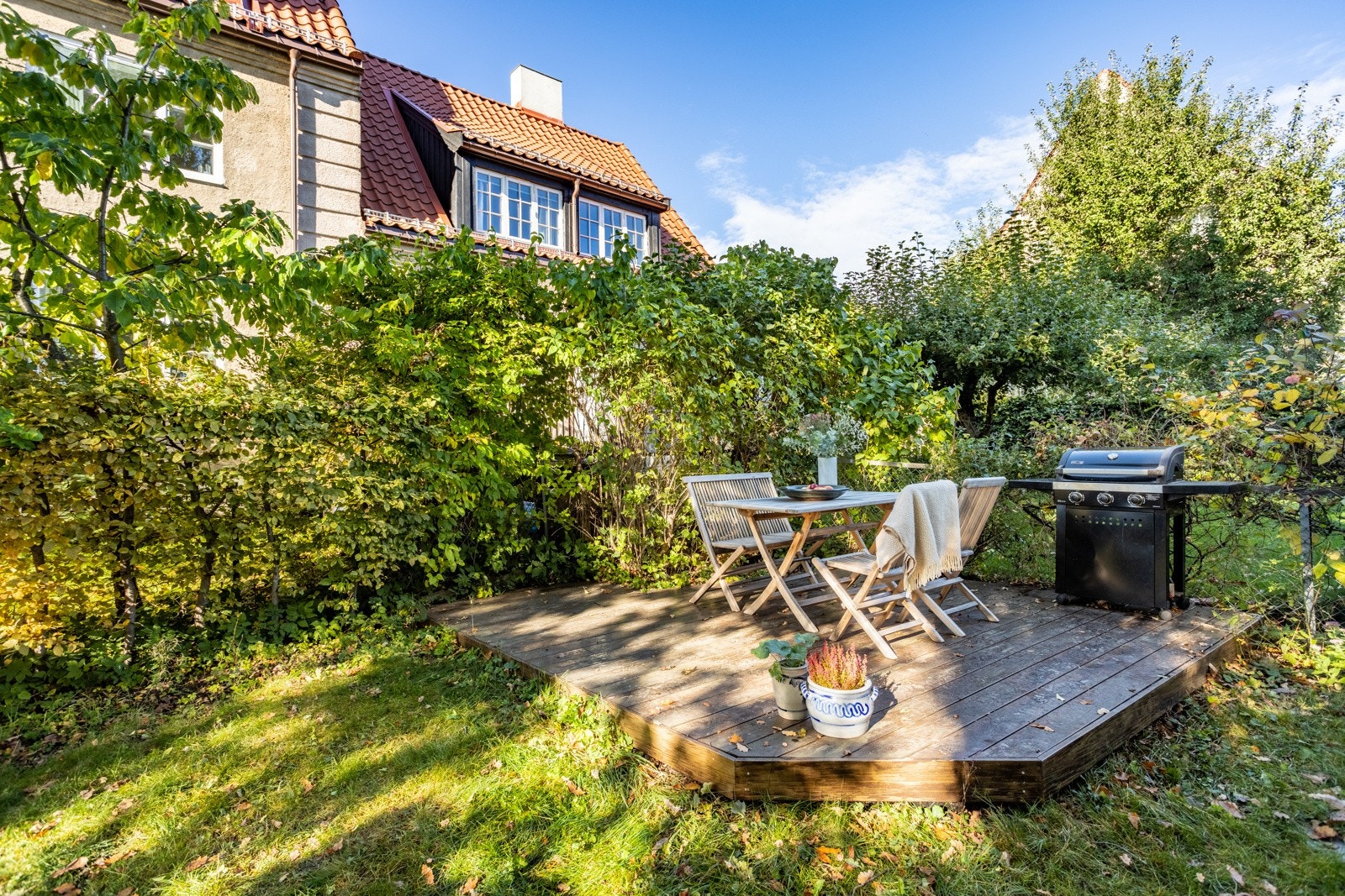 Hagen er omkranset av vakker beplantning, flott gressplen og platting med en naturlig plass for diverse utemøblement. Galleribilde