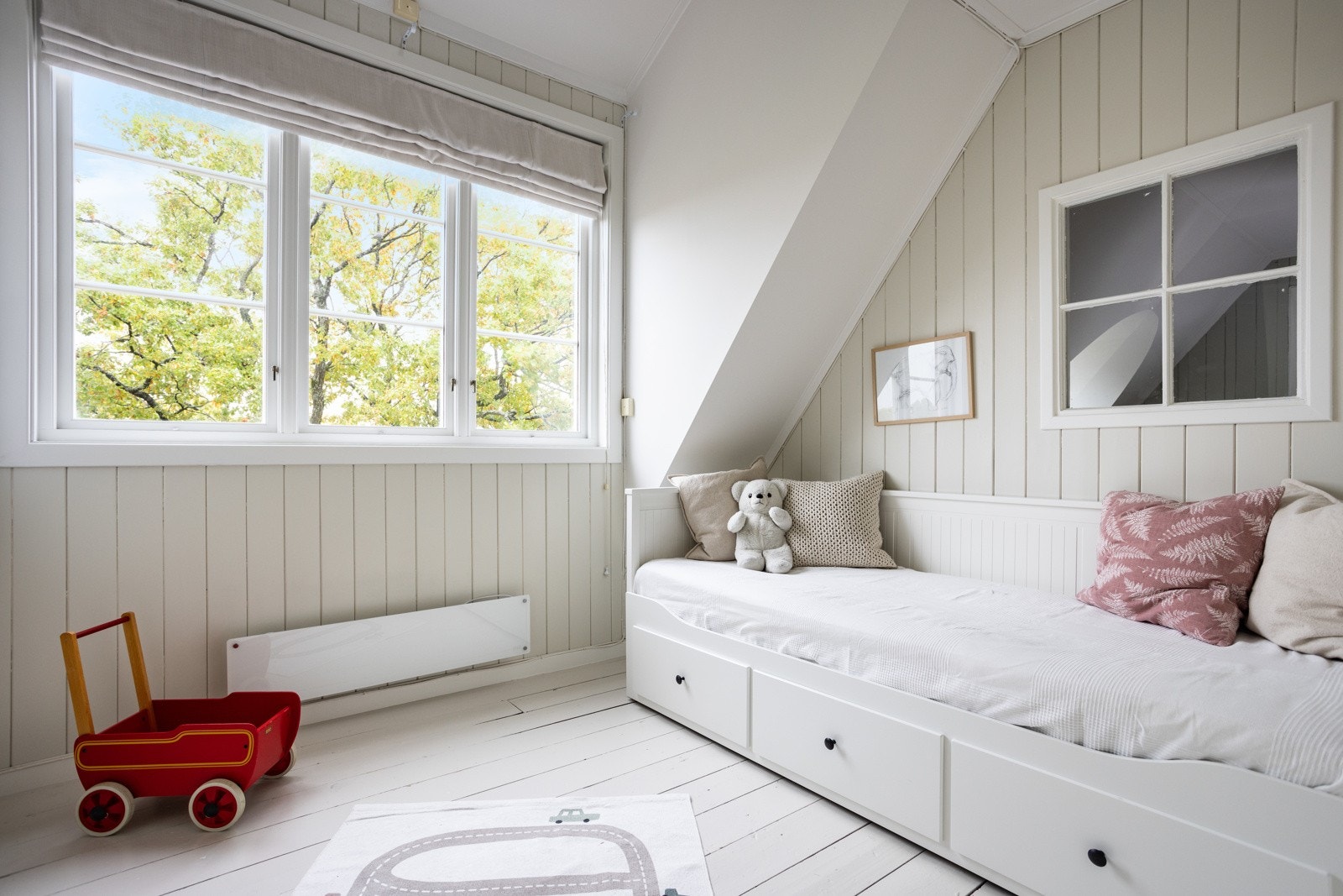 Store vindusflater sørger for at rommene oppleves svært behagelige. Galleribilde