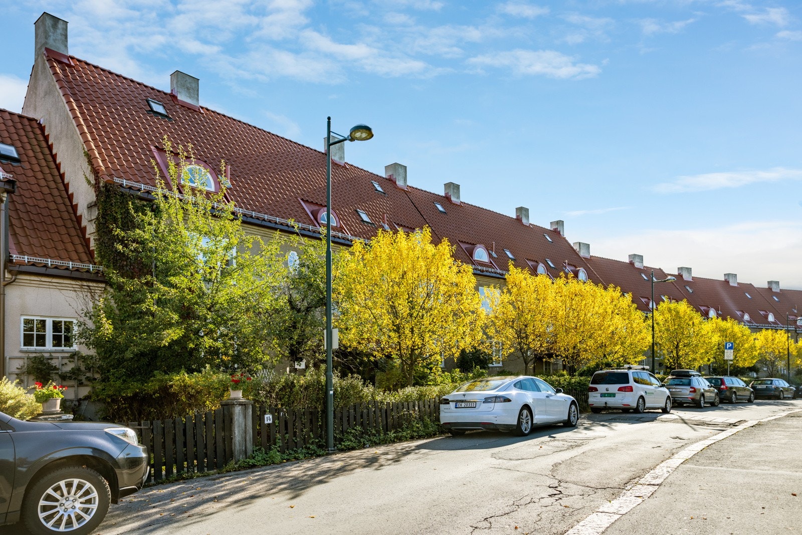 Beliggenheten i Eventyrveien 16 ligger høyt og fint til og ligger vis á vis Eventyrplassen. I tillegg er det kort vei til Damplassen, Ullevål skole, offentlig kommunikasjon og en rekke servicetilbud. Galleribilde