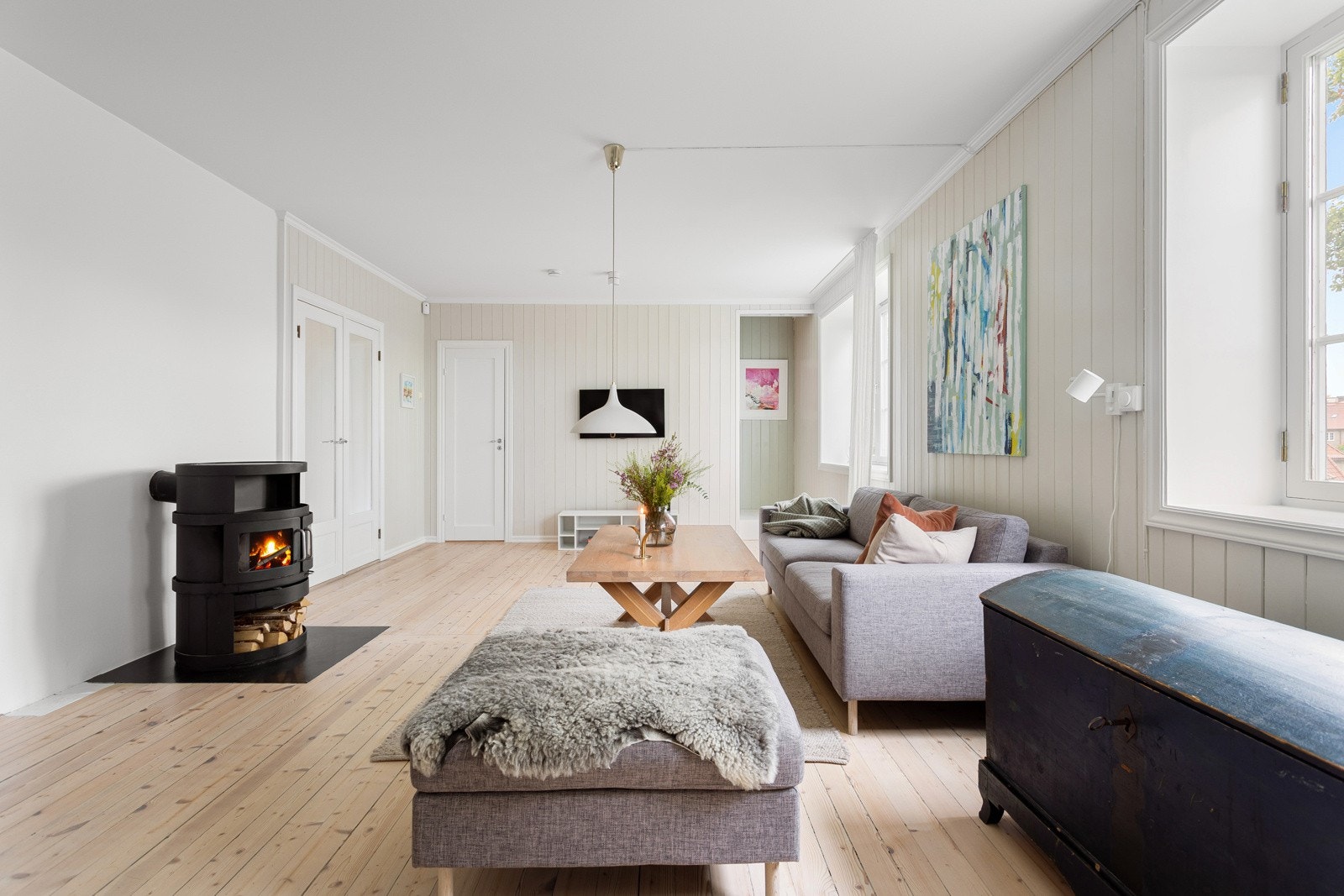 Stuen er et hyggelig samlingspunkt for familien med god plass til sofaseksjon og øvrig innredning etter ønske. Galleribilde