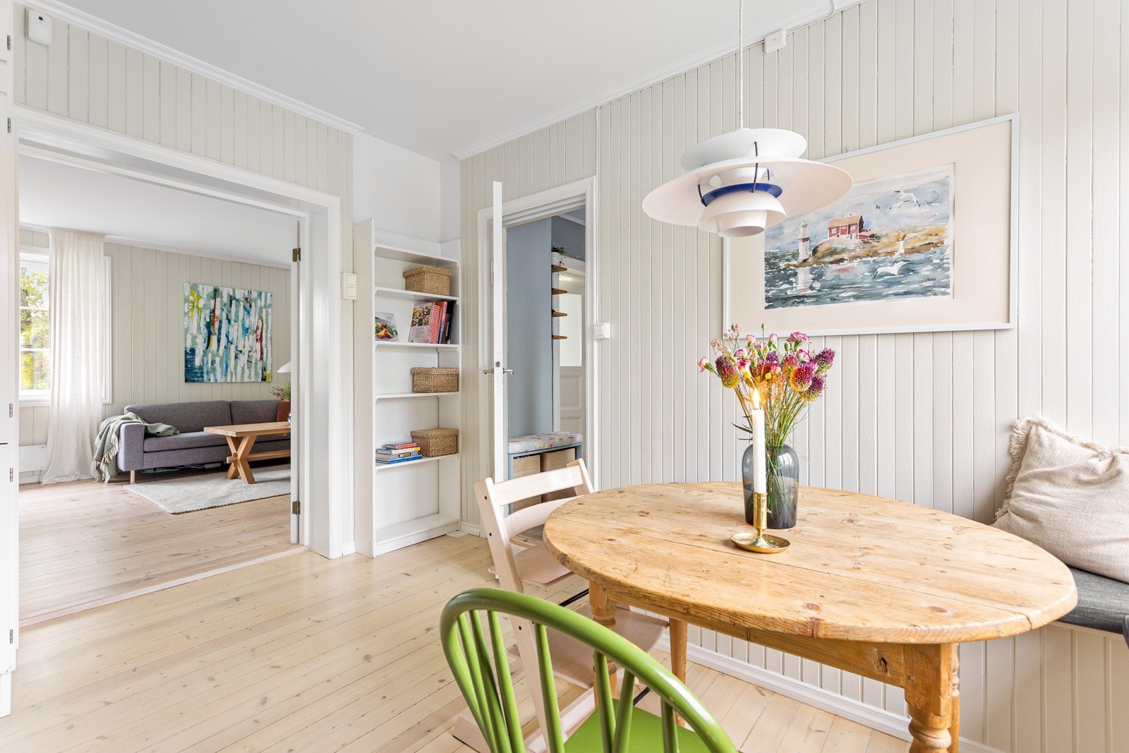 Kjøkkenet ligger i en fin og separat løsning fra resten av stuen. Galleribilde