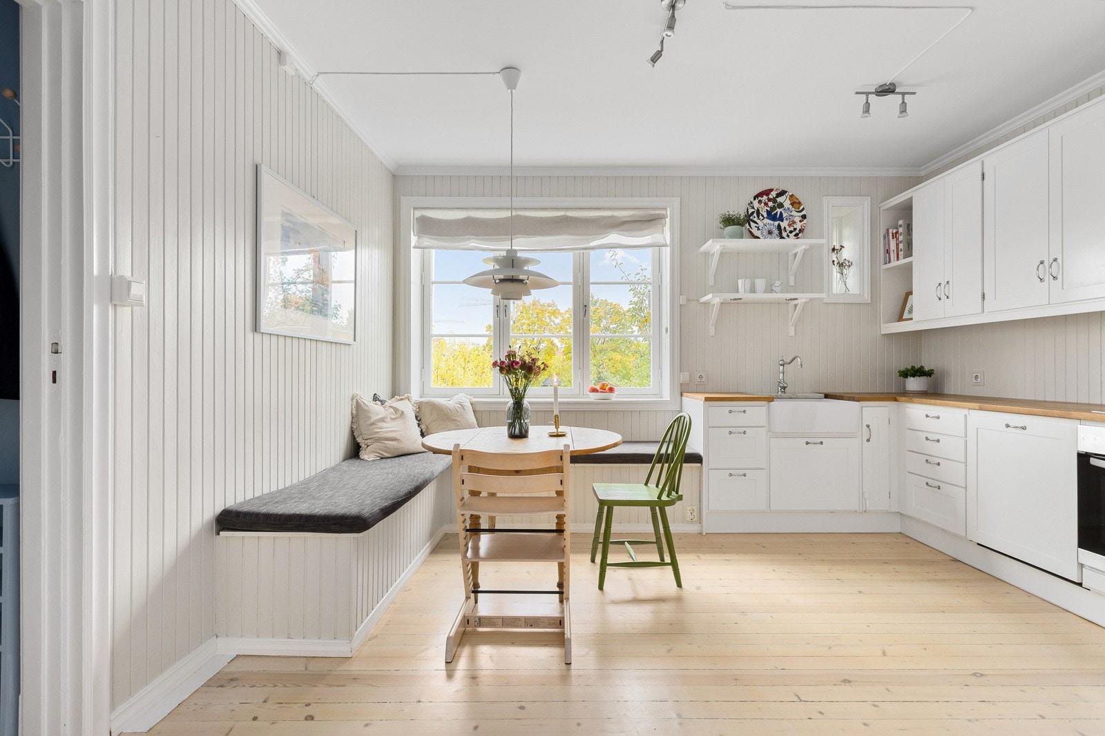 Lys og tidløs kjøkkeninnredning fra Kvänum som var ny i 2010. Innredningen består av av heltre skuffer, heltre benkeplate, fliser over benk, kullfilter vifte og porselenskum. Galleribilde