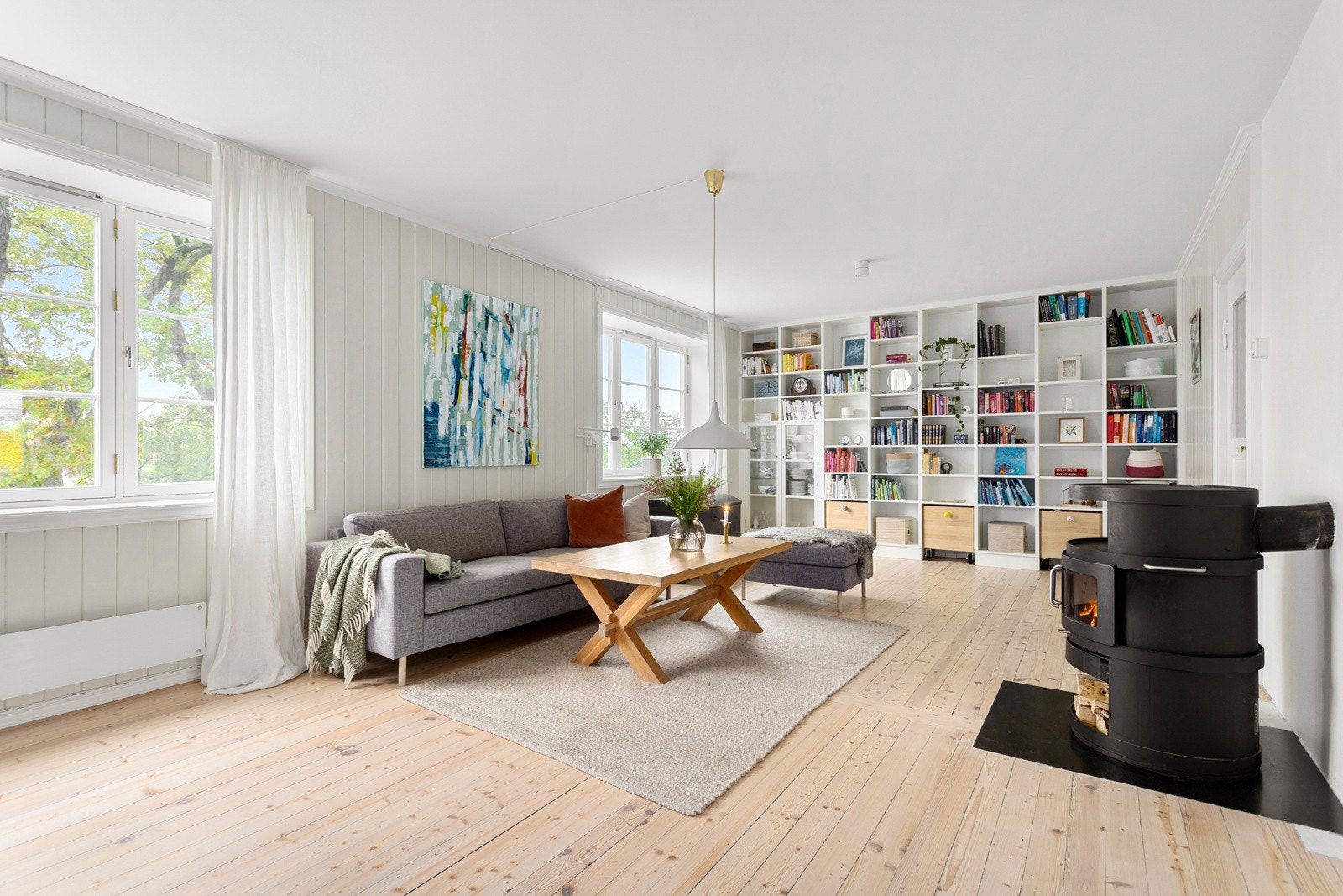 Innvendig blir du møtt av lyse, rene overflater med store vinduer som slipper inn rikelig med naturlig sollys. Galleribilde