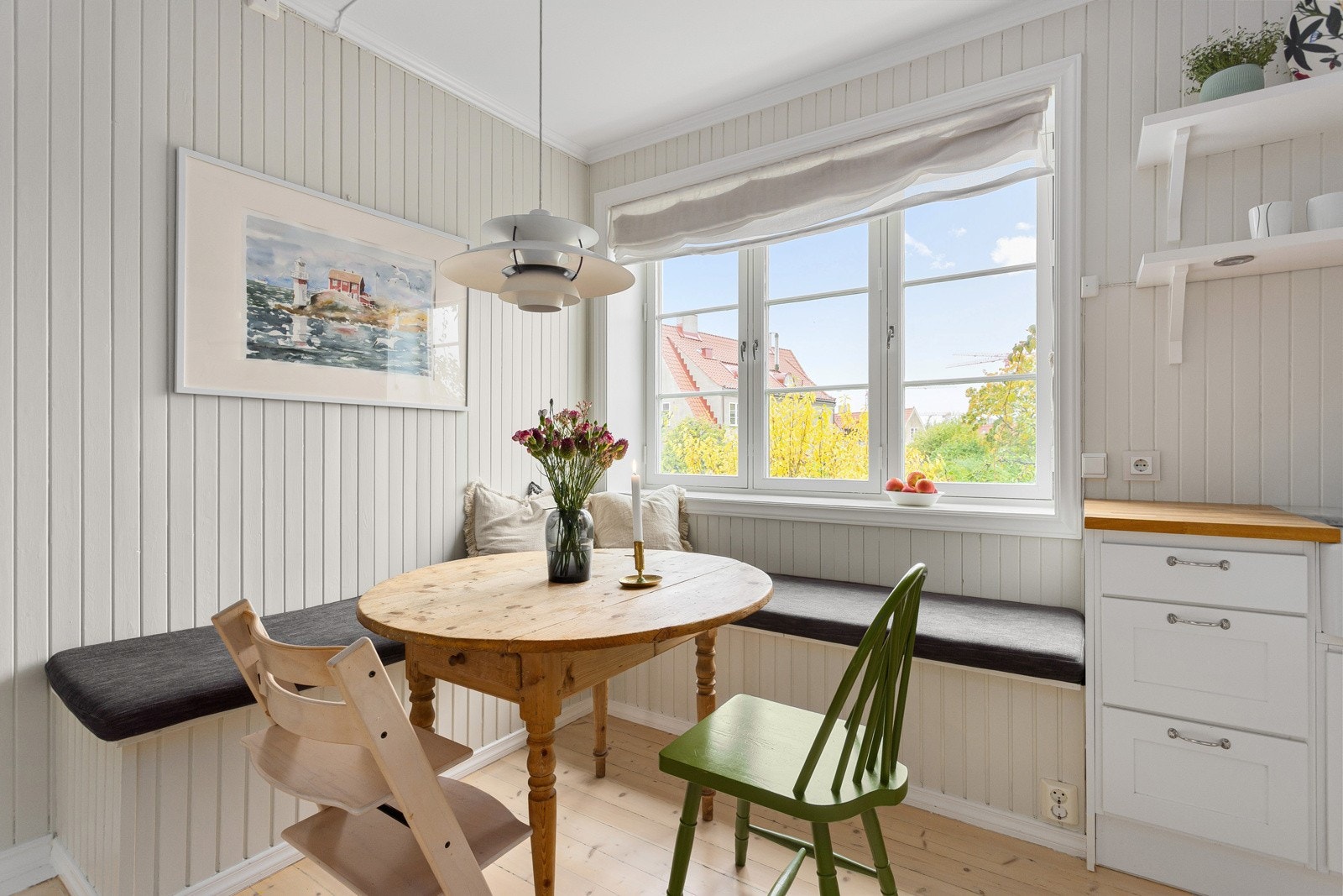 Kjøkkenet er godt og praktisk utformet, og har en hyggelig spiseplass ved vinduet. Galleribilde
