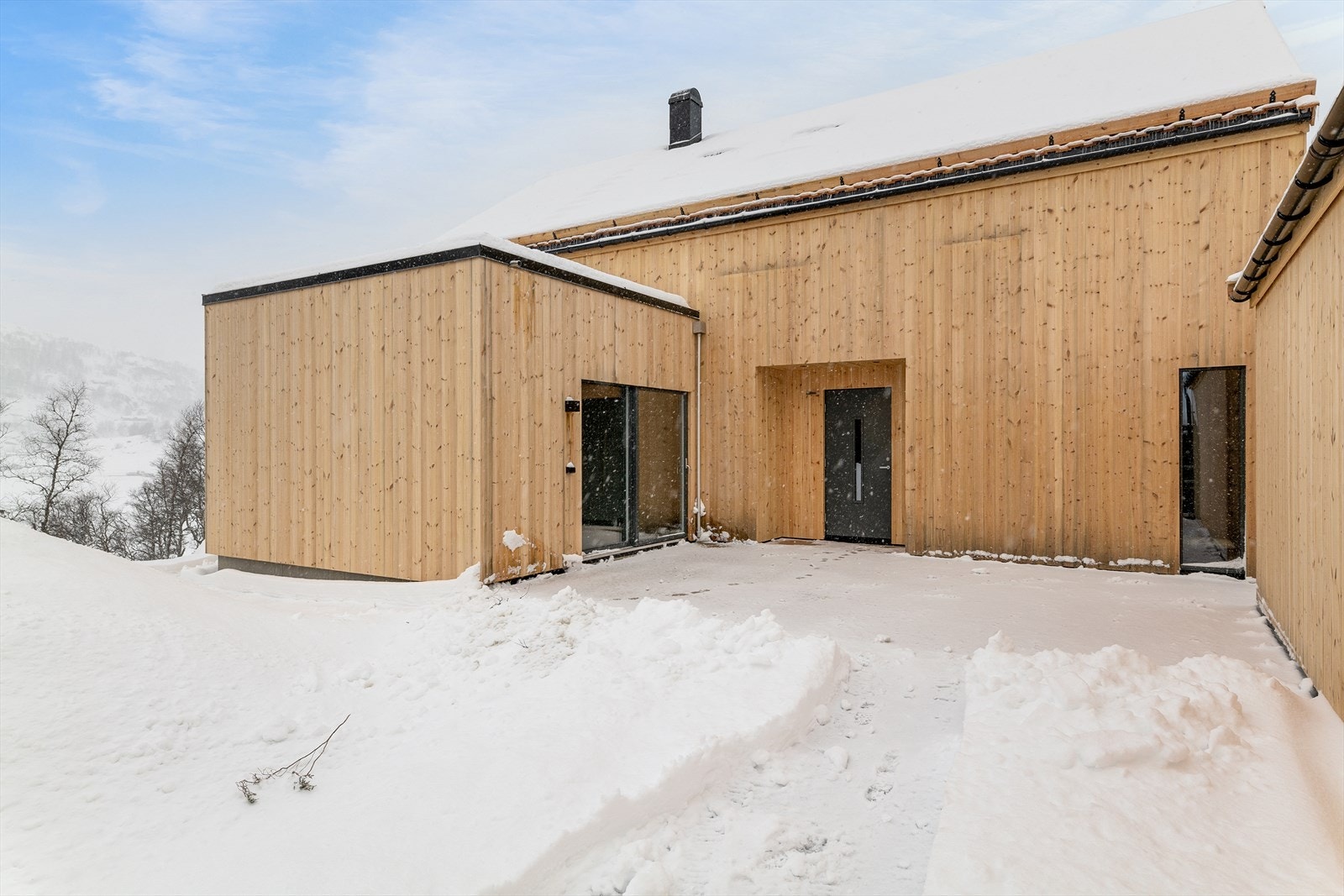 Platting mellom garasje og entre til hytta, varmekabler holder plattingen fri for is og snø Galleribilde