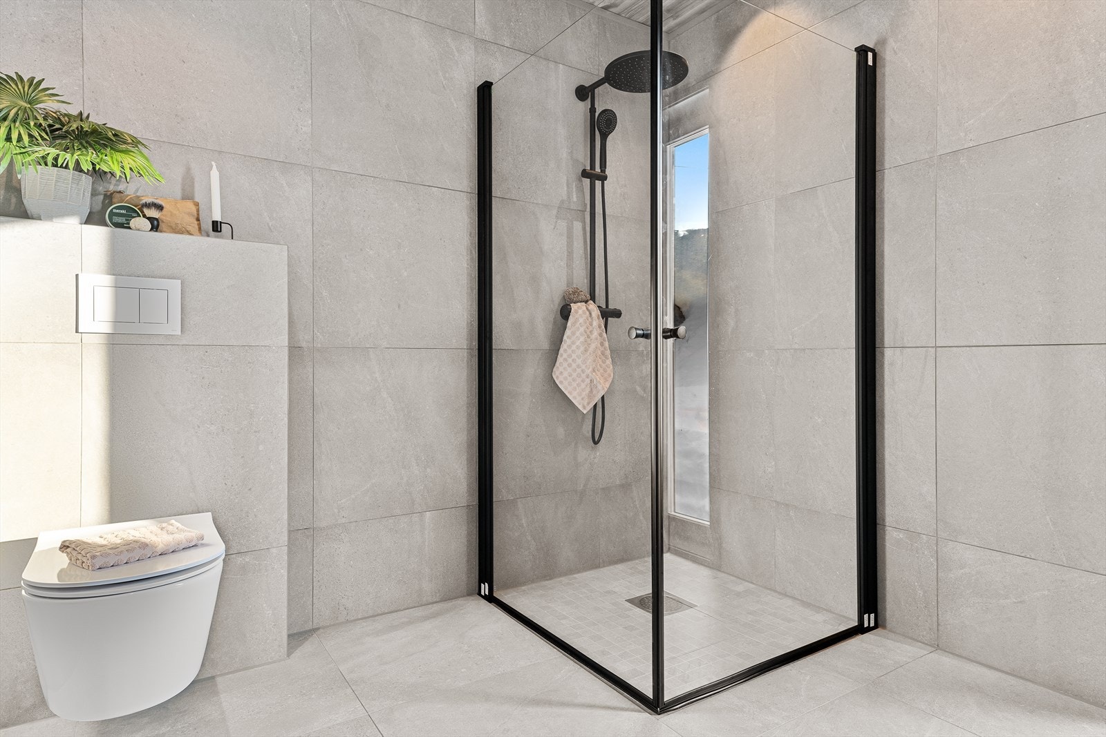 Dusjhjørne og dusj i sorte detaljer. Galleribilde