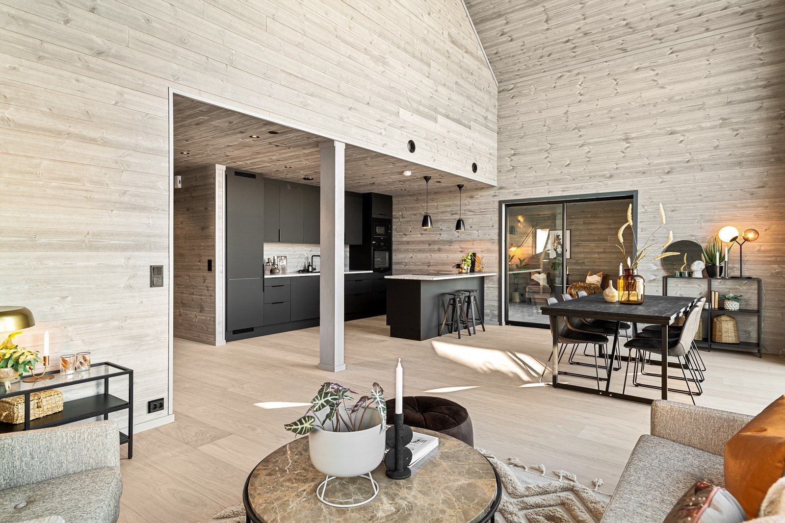 Kjøkken og stue i åpen løsning med åpen adkomst til hagestue Galleribilde