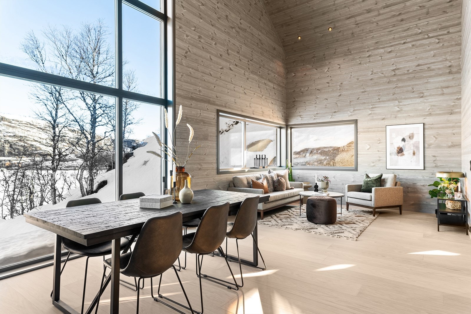 Enorm takhøyde og vindu fra gulv til tak, naturen rett inn i stua! Galleribilde