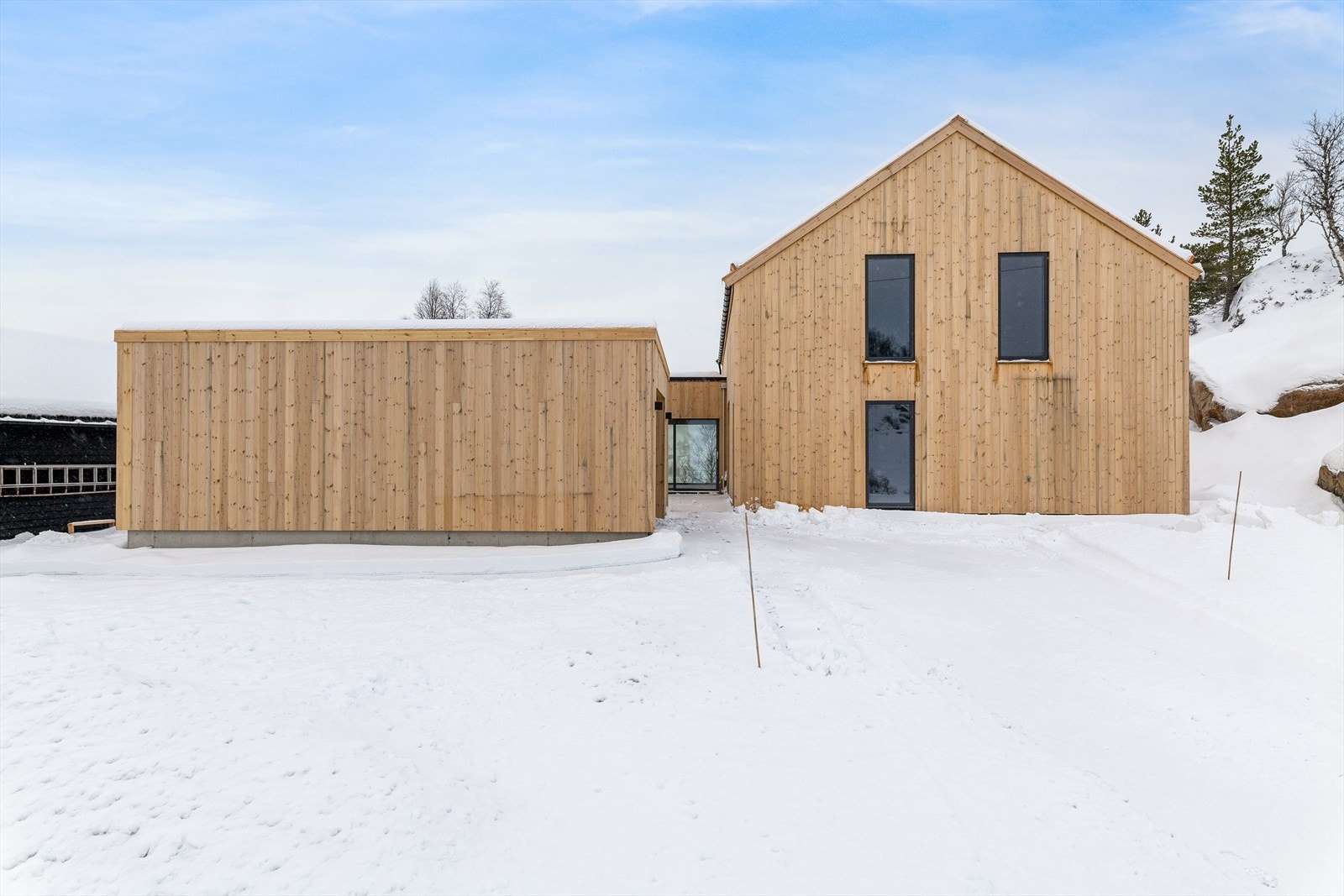 Hytta er godt skjermet for innsyn. Velkommen til visning! Galleribilde