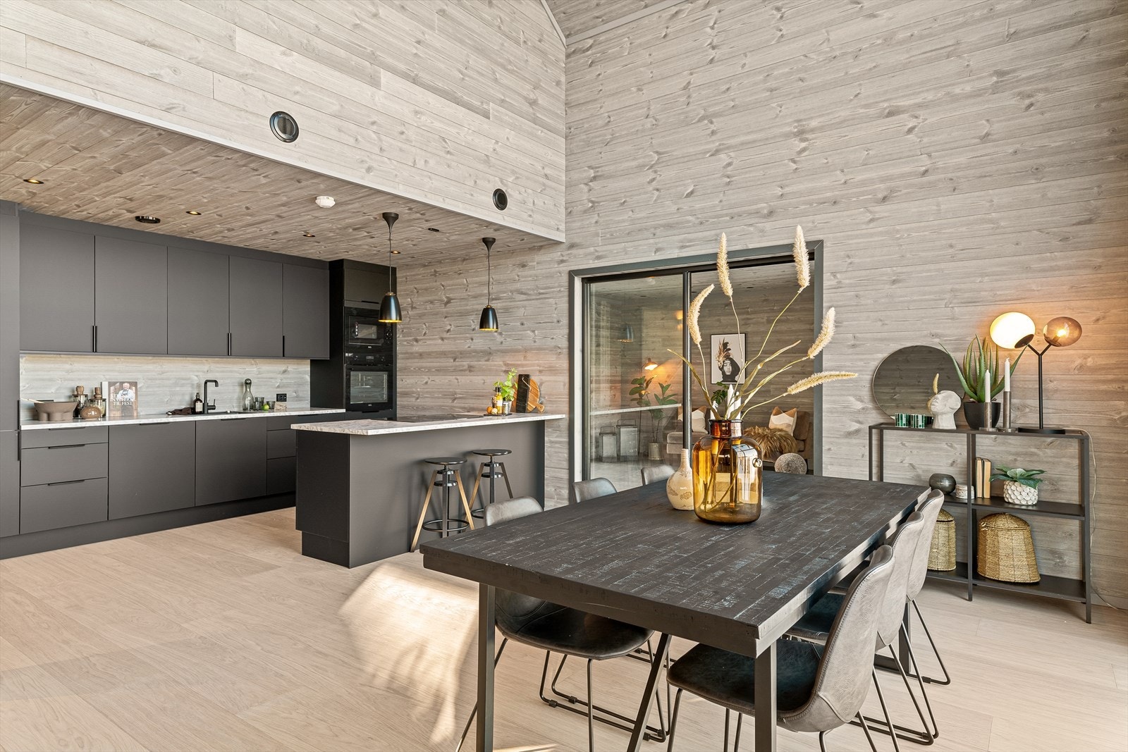 Flott kjøkken med integrerte hvitevarer. Galleribilde