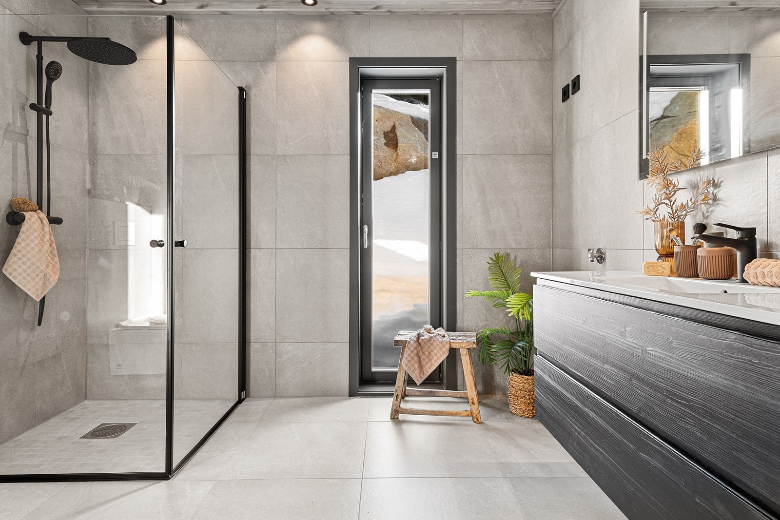 Bad med 60*60 fliser på gulv med varmekabler Galleribilde