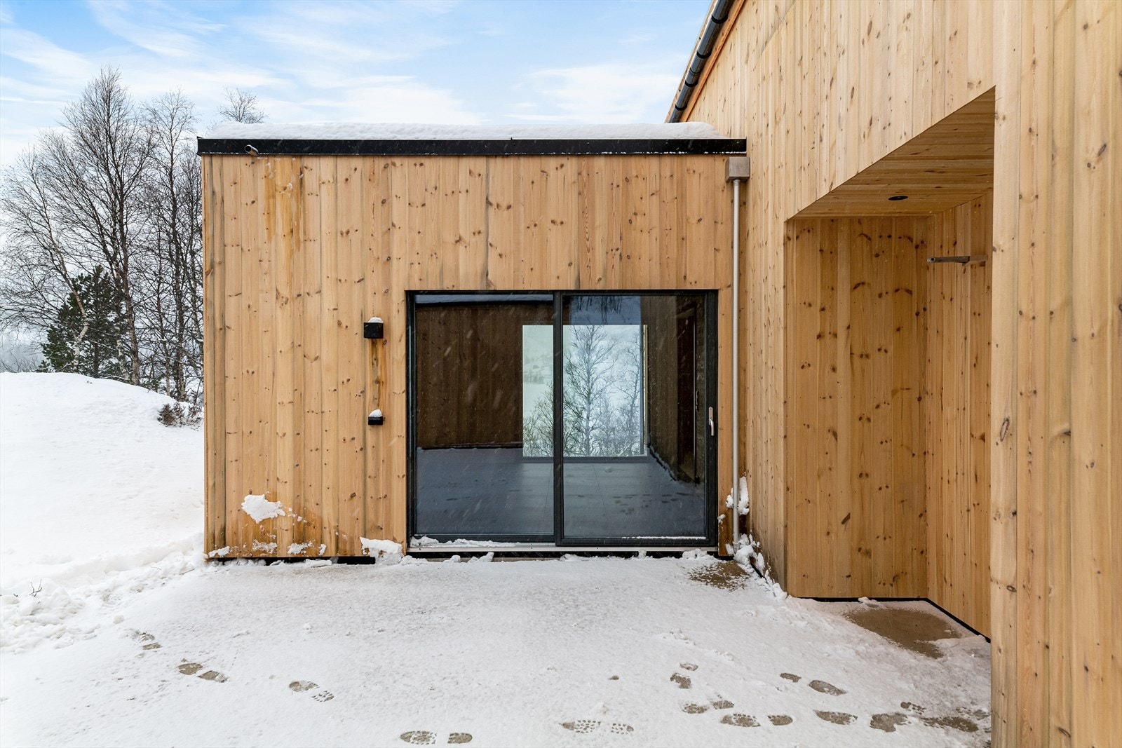 Hagestue med store vinduer på begge sider. Galleribilde