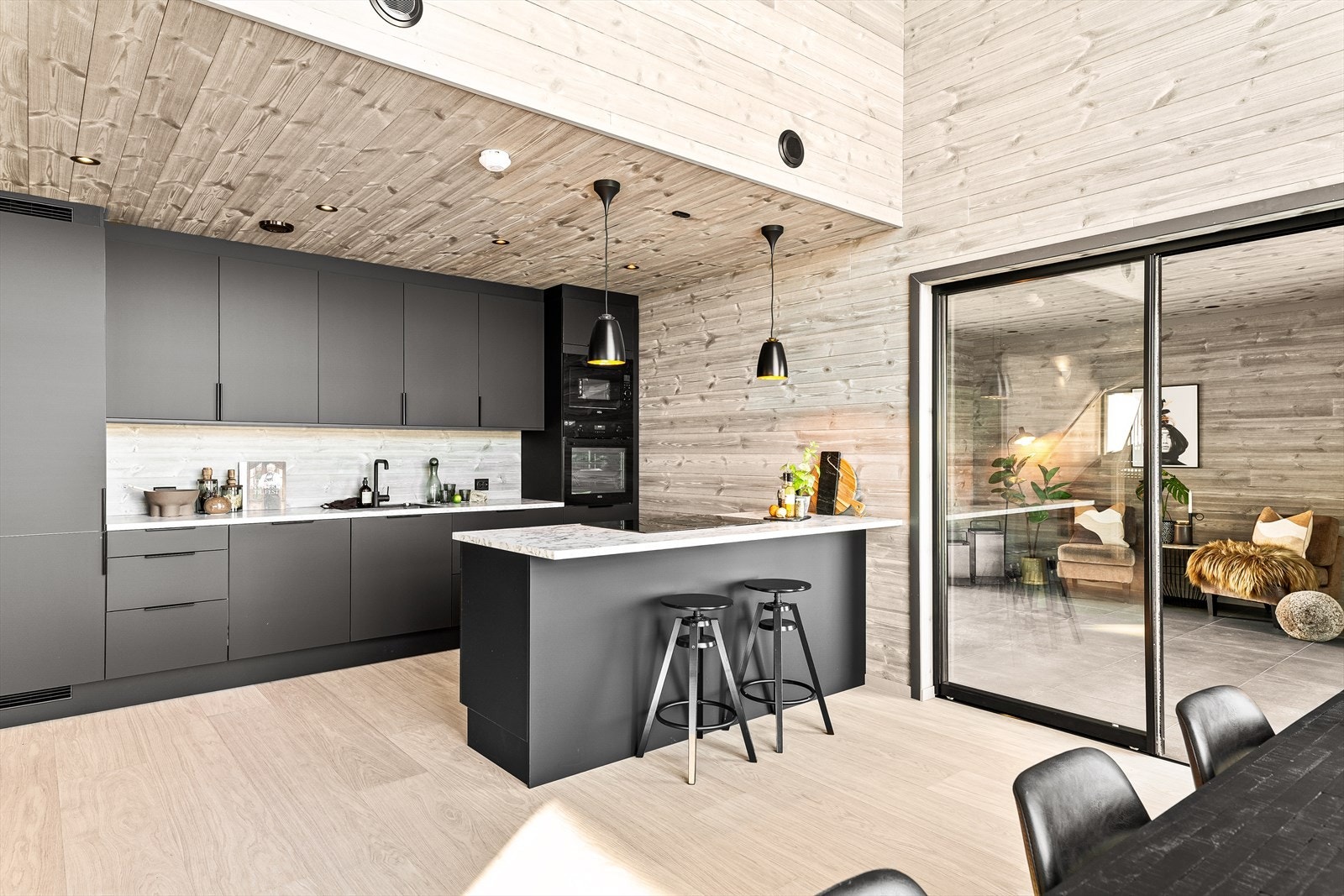 Fra kjøkken/stue er det glassdør inn til hagestue Galleribilde