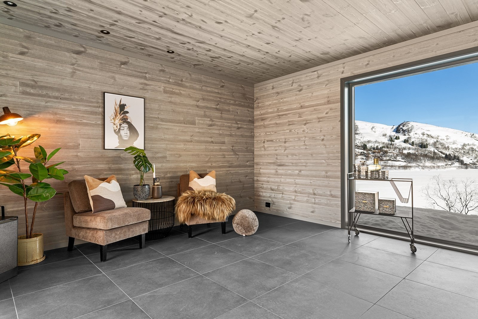 Stue med nydelig utsikt! Utgant til uteområde ved inngang Galleribilde