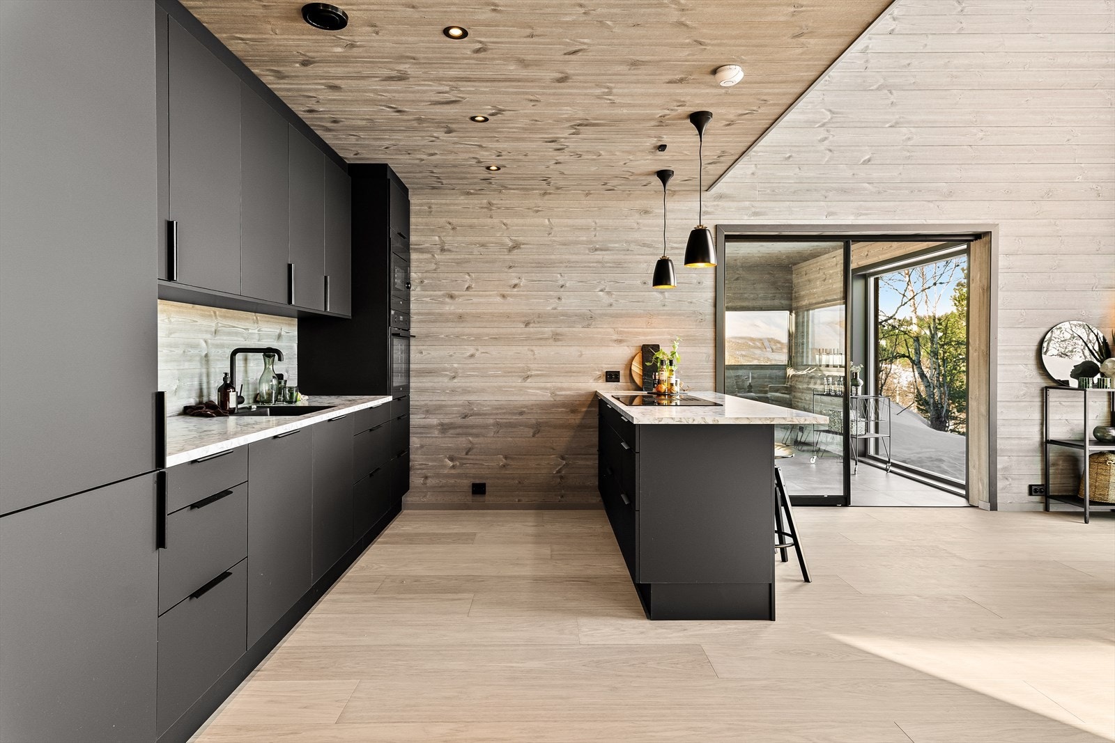 Over kjøkkenøy henger det 2 stk Bell mini pendel i sort. Galleribilde