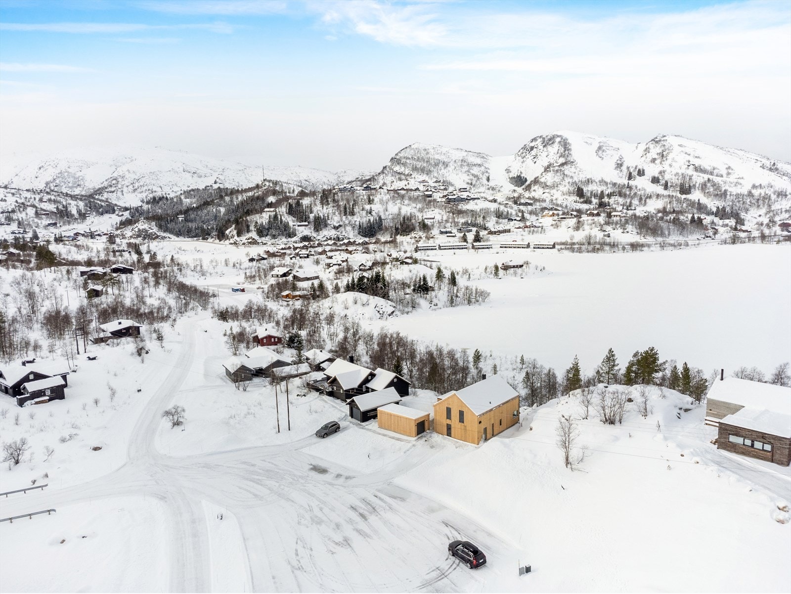 Her kjører man til døren, har skiløypa rett utenfor, i tillegg ligger hytta nydelig til. Galleribilde