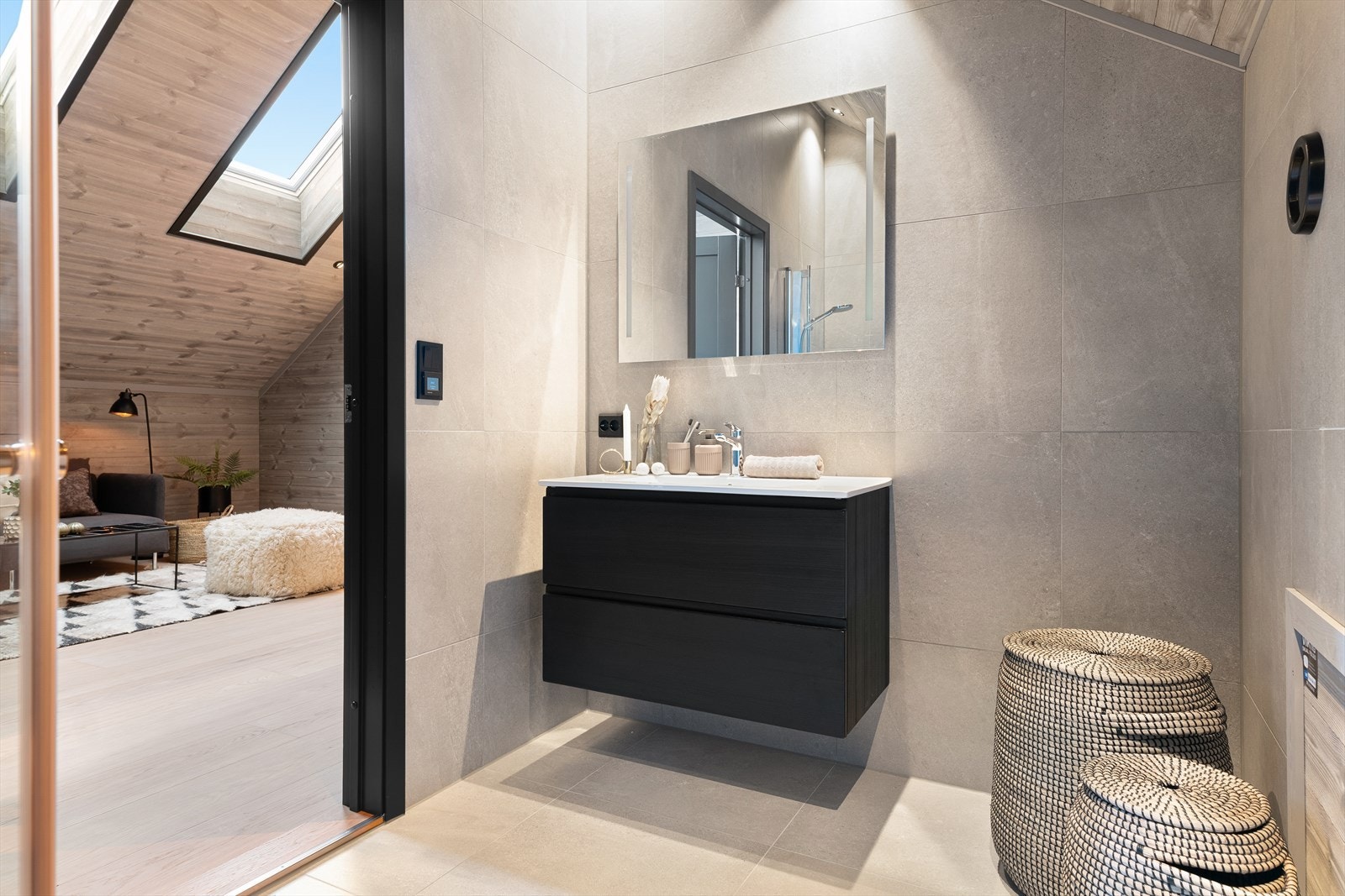 Bad med fliser og vask i seksjon Galleribilde