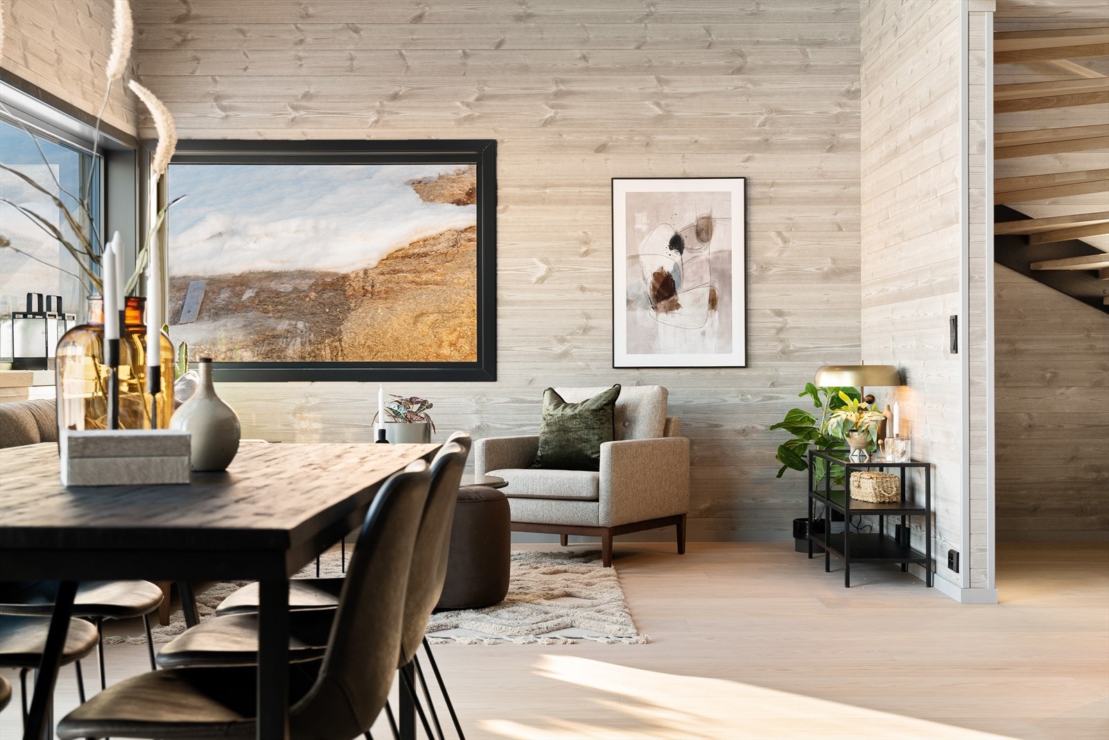 Fra stue/kjøkken er det trapp opp til 2.etg Galleribilde