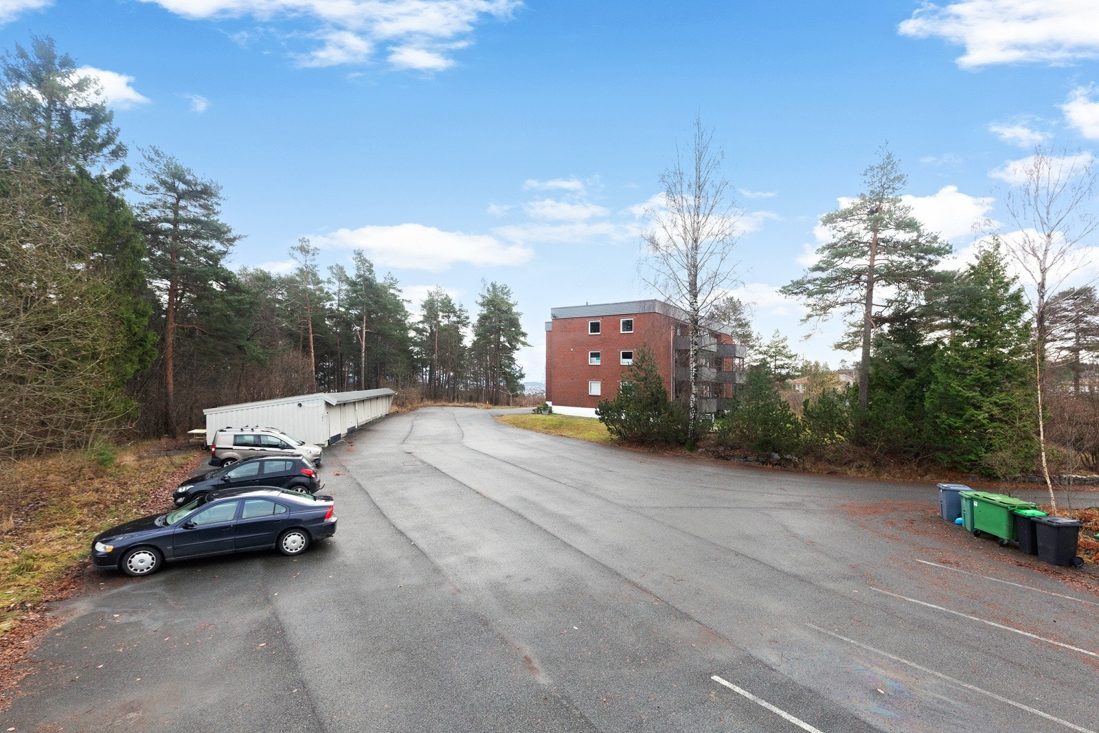 Det følger med garasje til leiligheten. Utover dette er det parkering på felles utvendig oppstillingsplass. Galleribilde