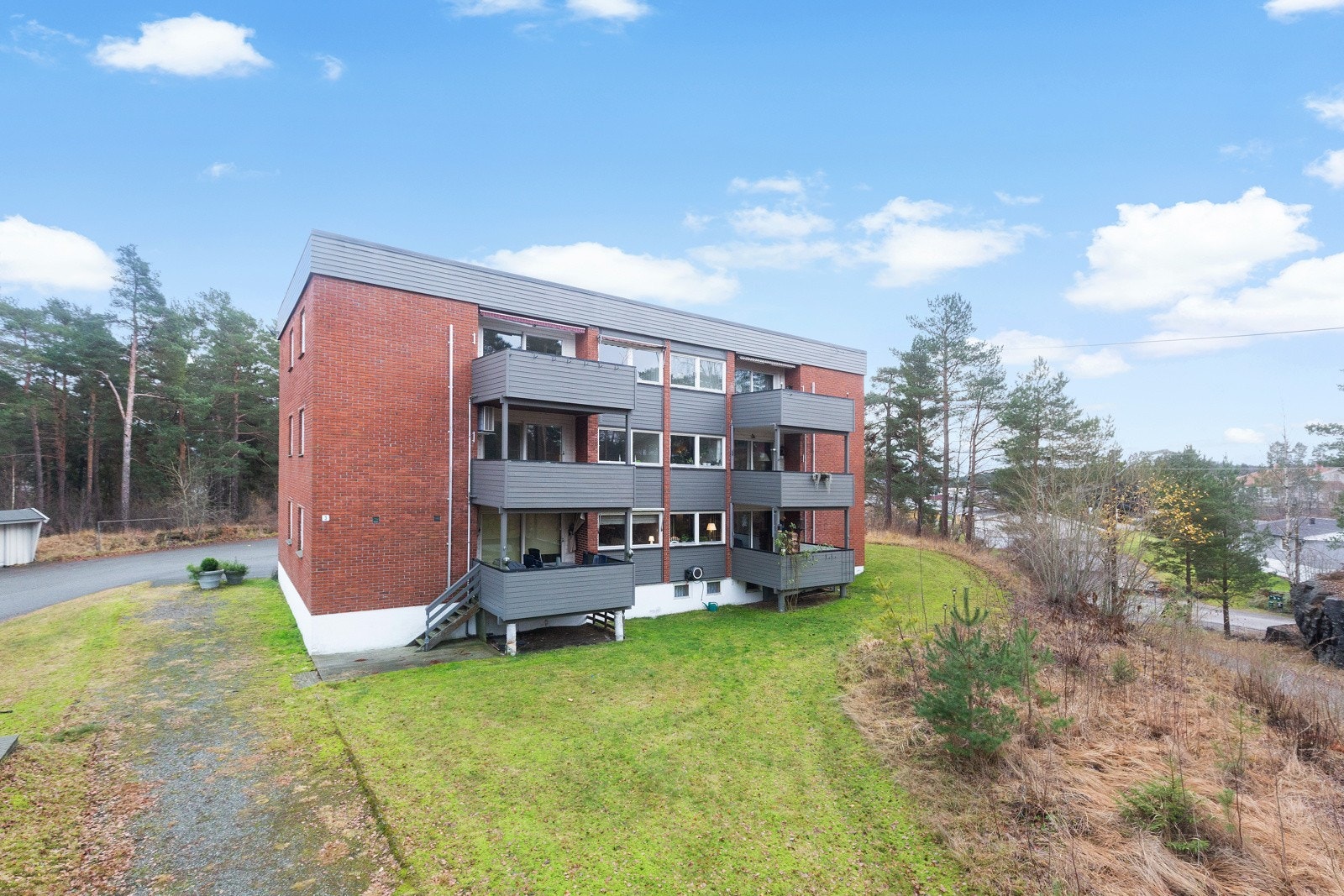 Eiendommen har beliggenhet i et rolig og etablert boligområde. I nærheten finner du alle etterspurte fasiliteter som skole, barnehage, butikker, idrettsanlegg Galleribilde