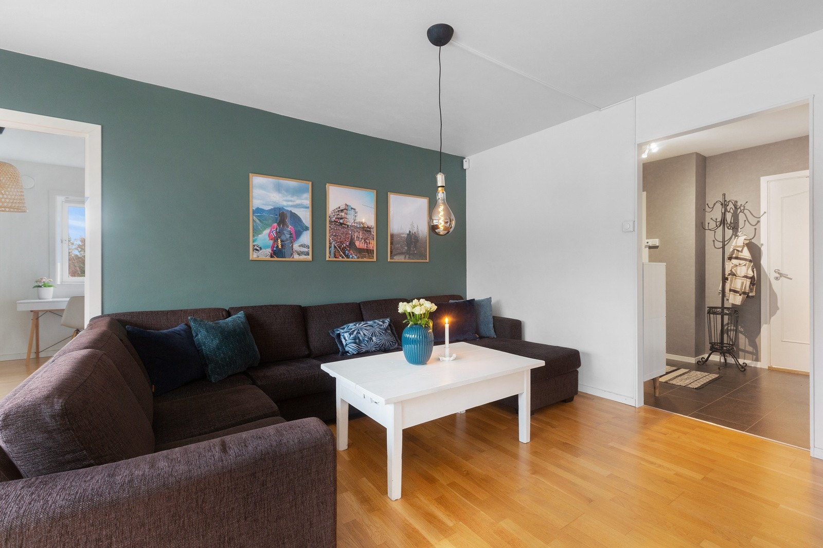 Lys og åpen stue med god plass til sofagruppe. Galleribilde