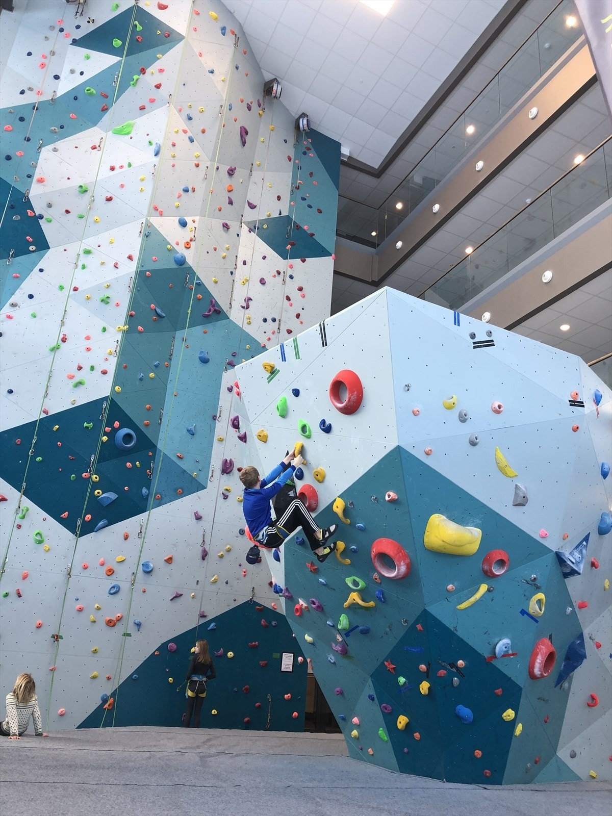 Hemsedal Klatresenter ligger som nærmeste nabo til Fjellandsbyen Hemsedal. Galleribilde