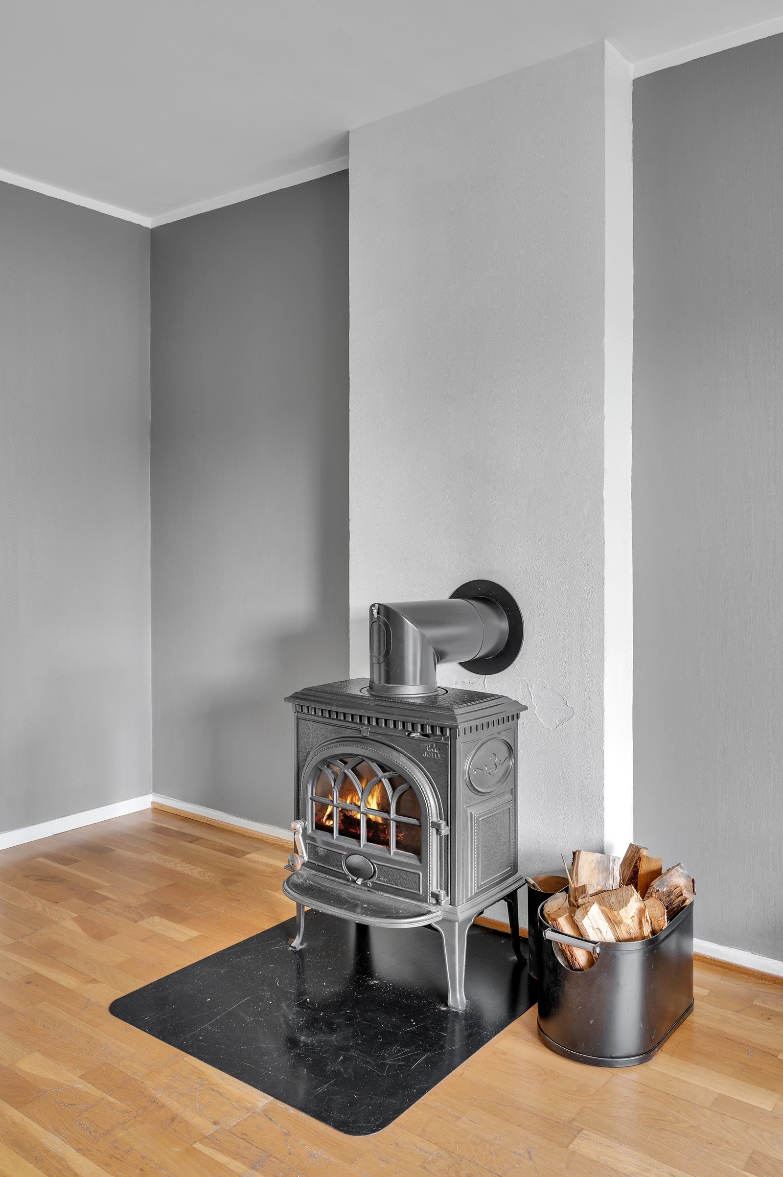 Koselig vedovn som varmer godt på kalde høst- og vinterdager Galleribilde