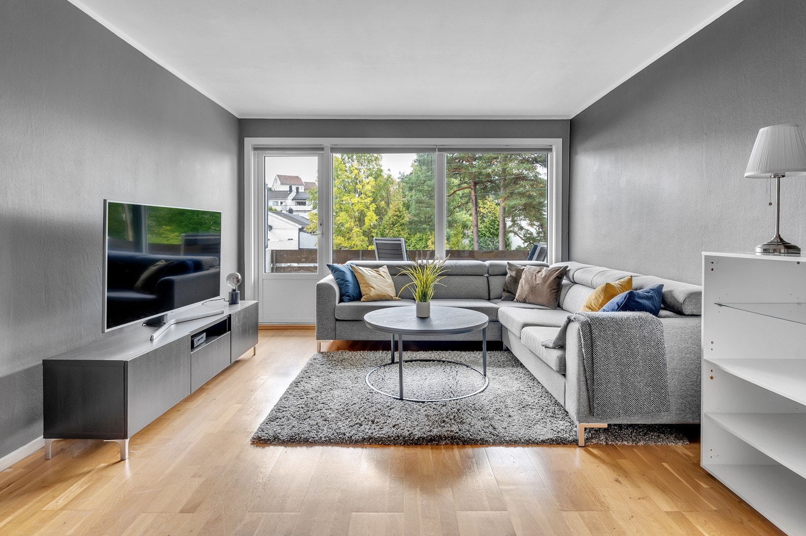 Romslig og luftig stue med store vindusflater som slipper inn rikelig med naturlig lys Galleribilde